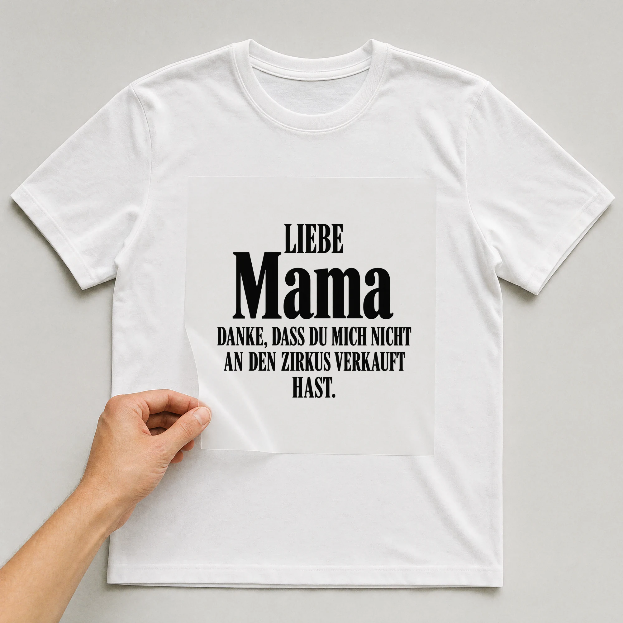 Bügelbild „Liebe Mama, danke, dass du mich nicht an den Zirkus verkauft hast.“ auf weißem T-Shirt, Folie wird aufgelegt