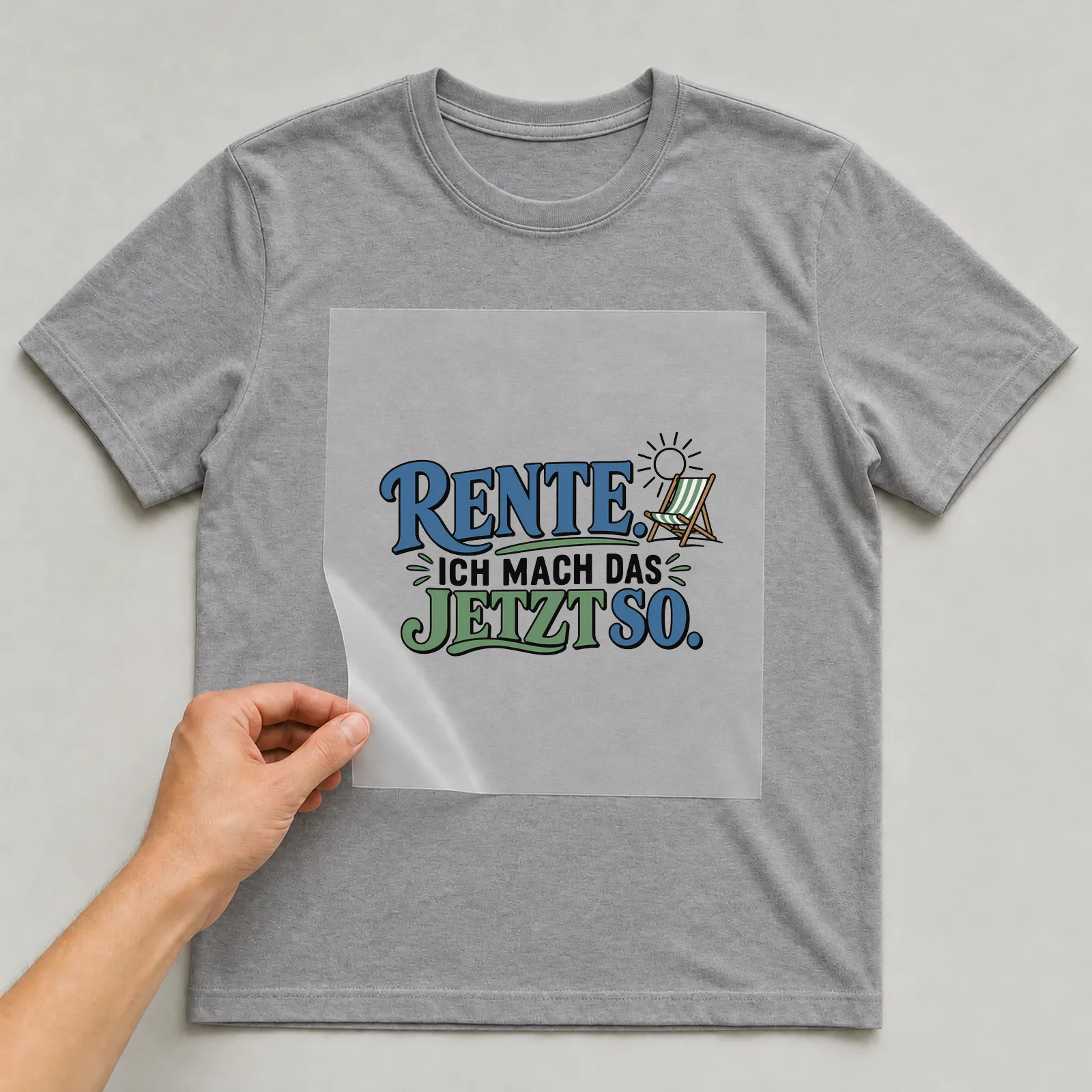Bügelbild „Rente. Ich mach das jetzt so.“ auf grauem T-Shirt, Folie wird aufgelegt