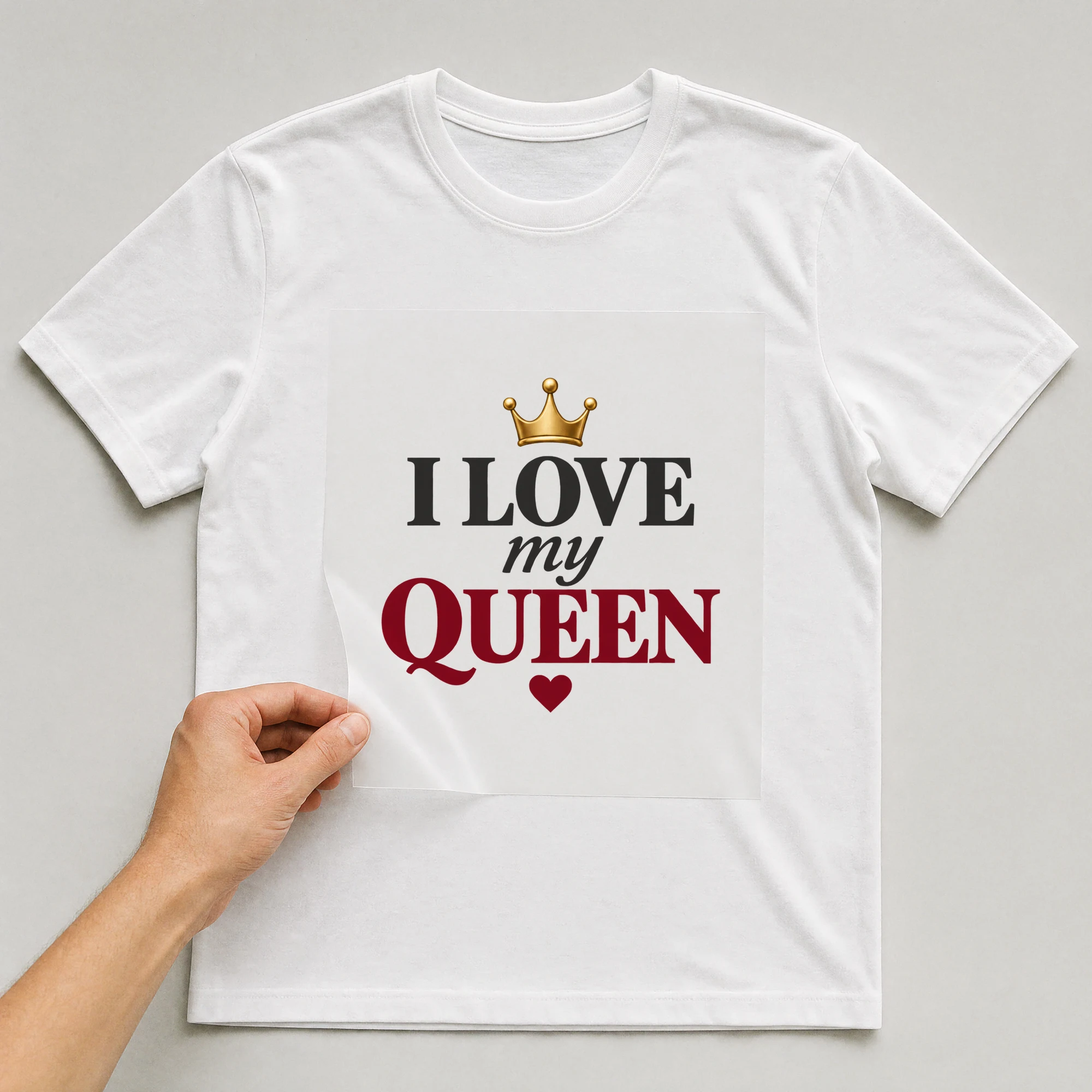 Bügelbild „I Love My Queen“ auf weißem T-Shirt, Folie wird aufgelegt