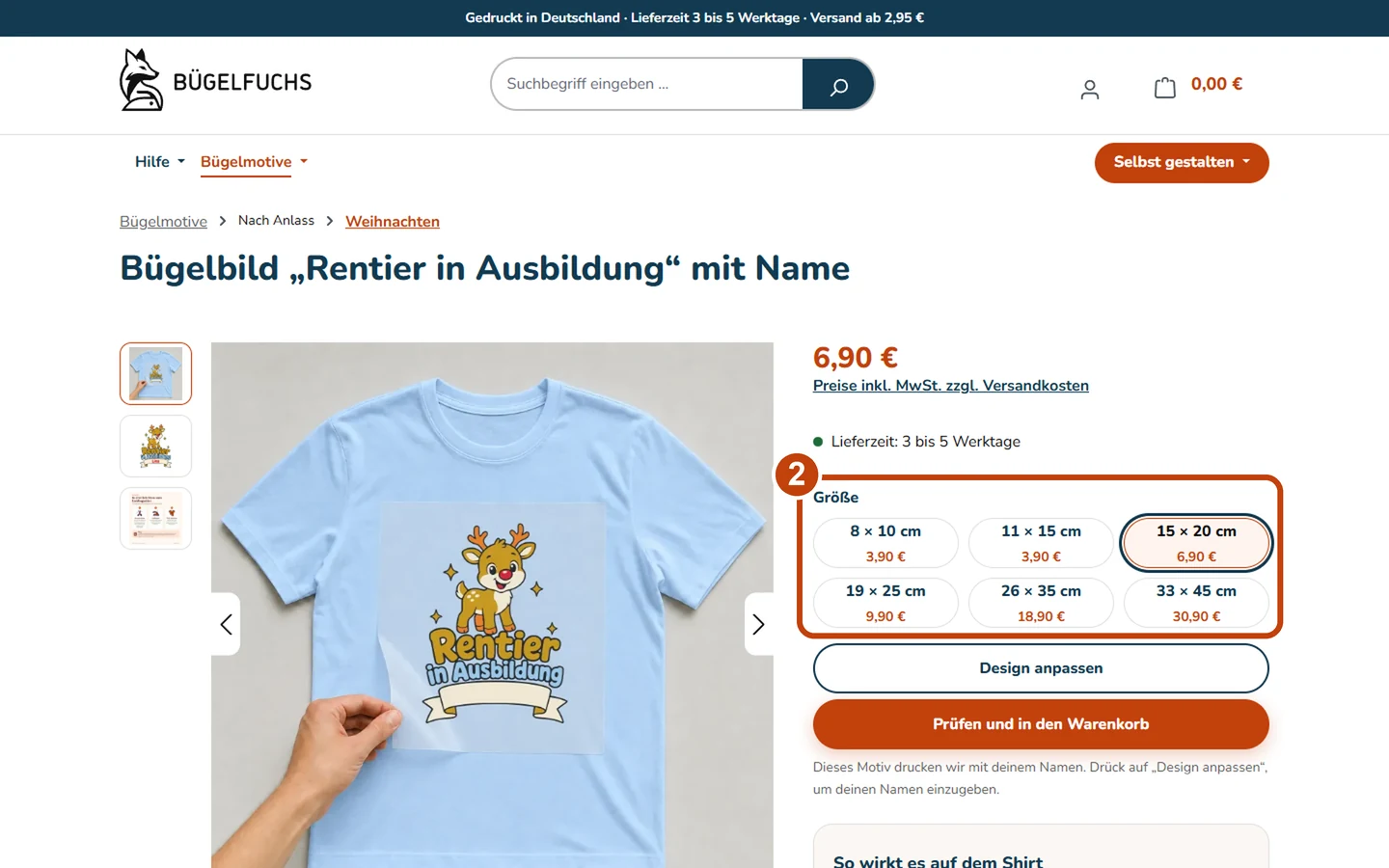 Produktseite Bügelbild Rentier in Ausbildung mit den sechs Größen als Auswahlfeldern, die Größe 15 mal 20 Zentimeter ist gewählt und mit der Schrittnummer 2 orange markiert, darunter die Knöpfe Design anpassen und Prüfen und in den Warenkorb.