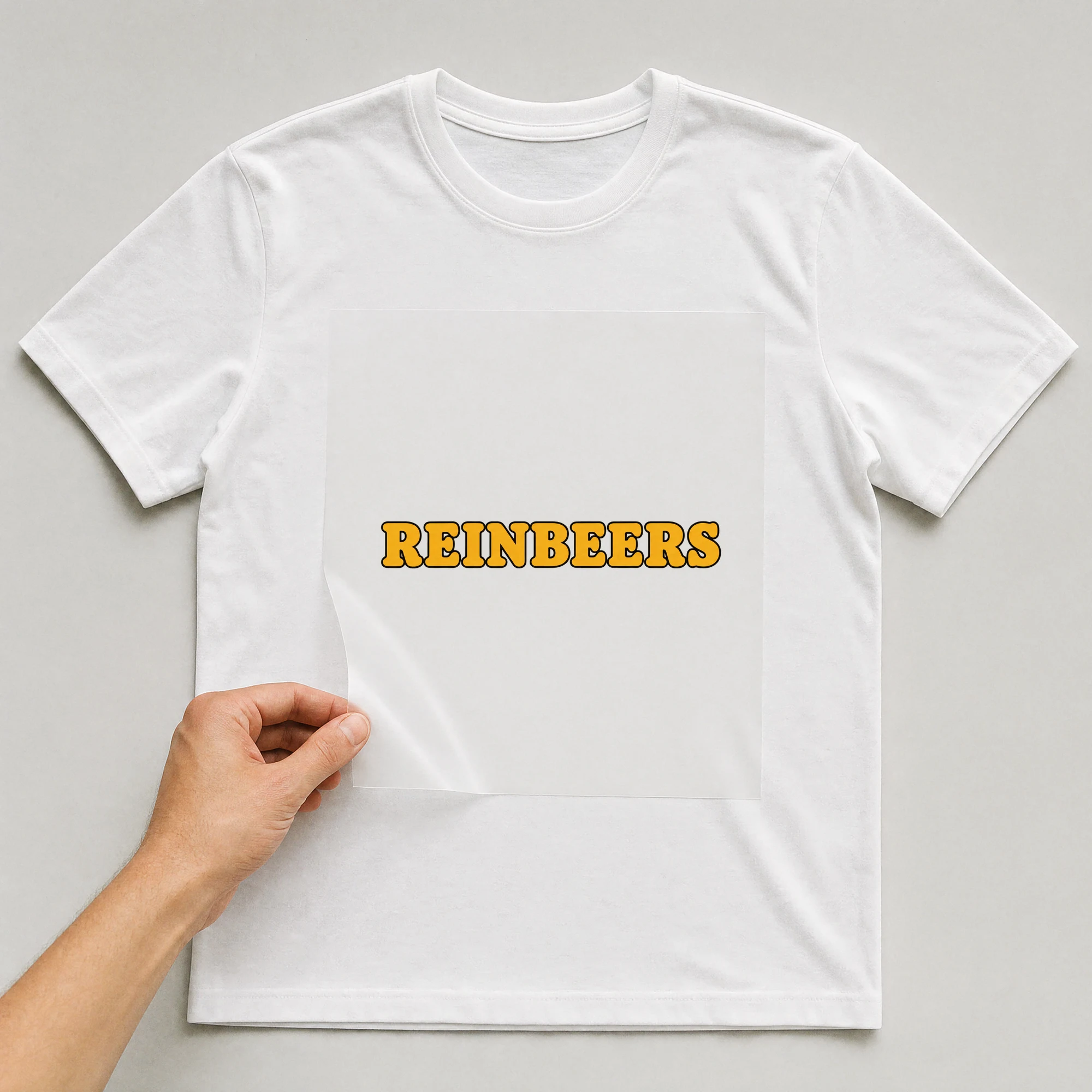 Bügelbild „Reinbeers“ auf weißem T-Shirt, Folie wird aufgelegt