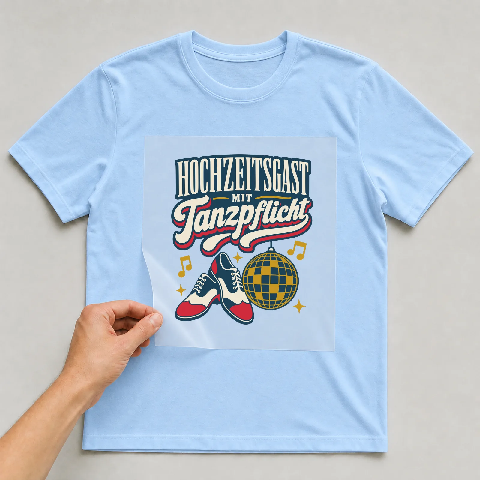 Bügelbild Hochzeitsgast mit Tanzpflicht auf hellblauem T-Shirt, Folie wird aufgelegt