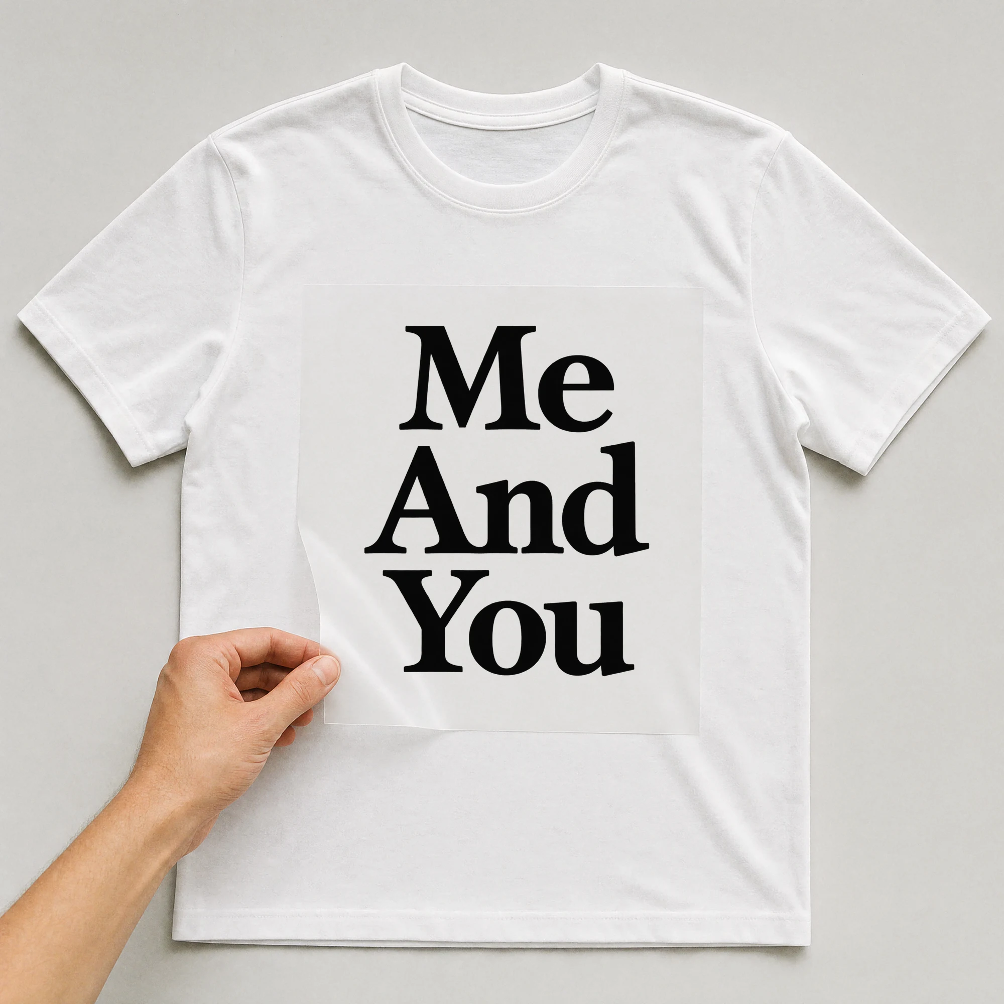 Bügelbild „Me And You“ auf weißem T-Shirt, Folie wird aufgelegt