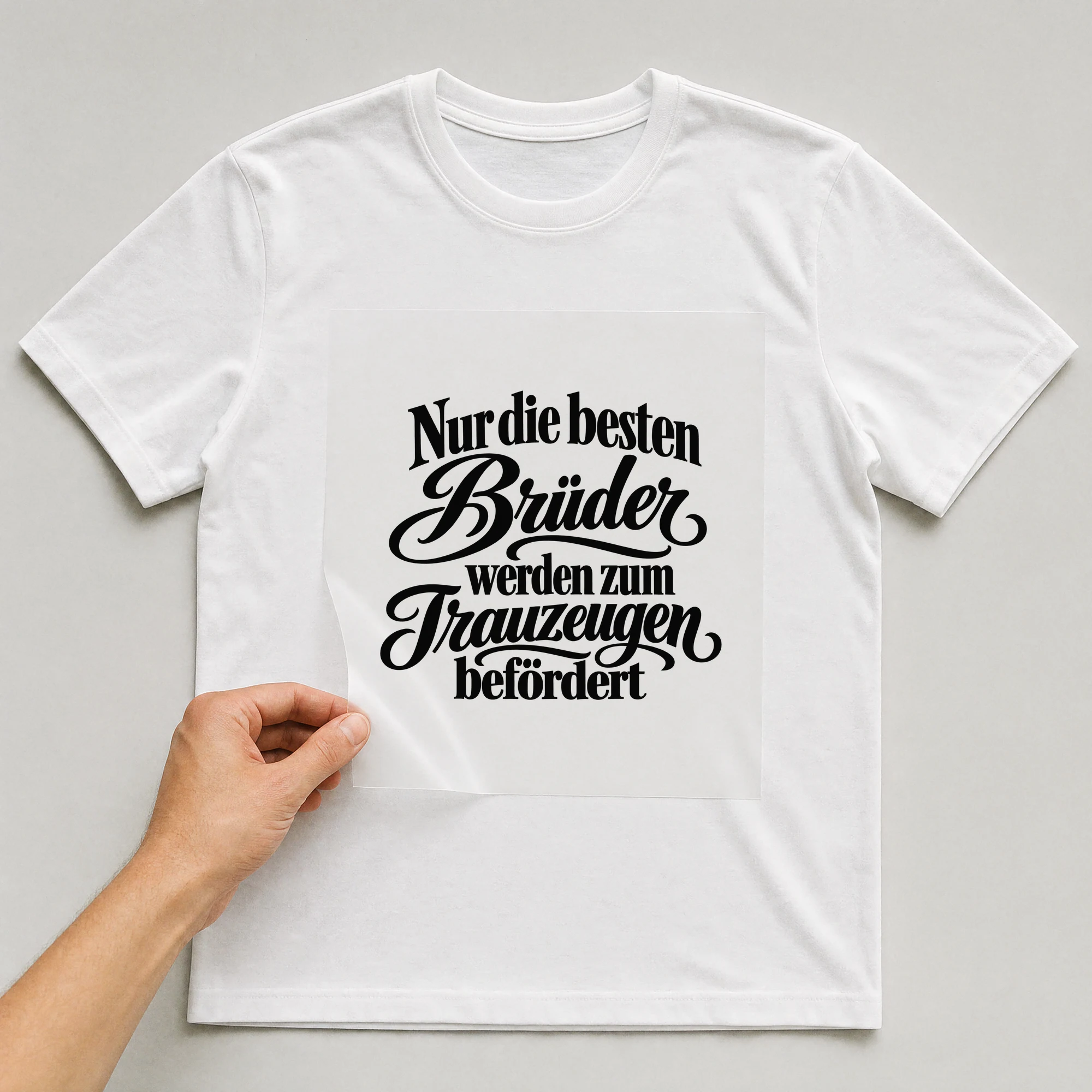 Bügelbild „Nur die besten Brüder werden zum Trauzeugen befördert“ auf weißem T-Shirt, Folie wird aufgelegt