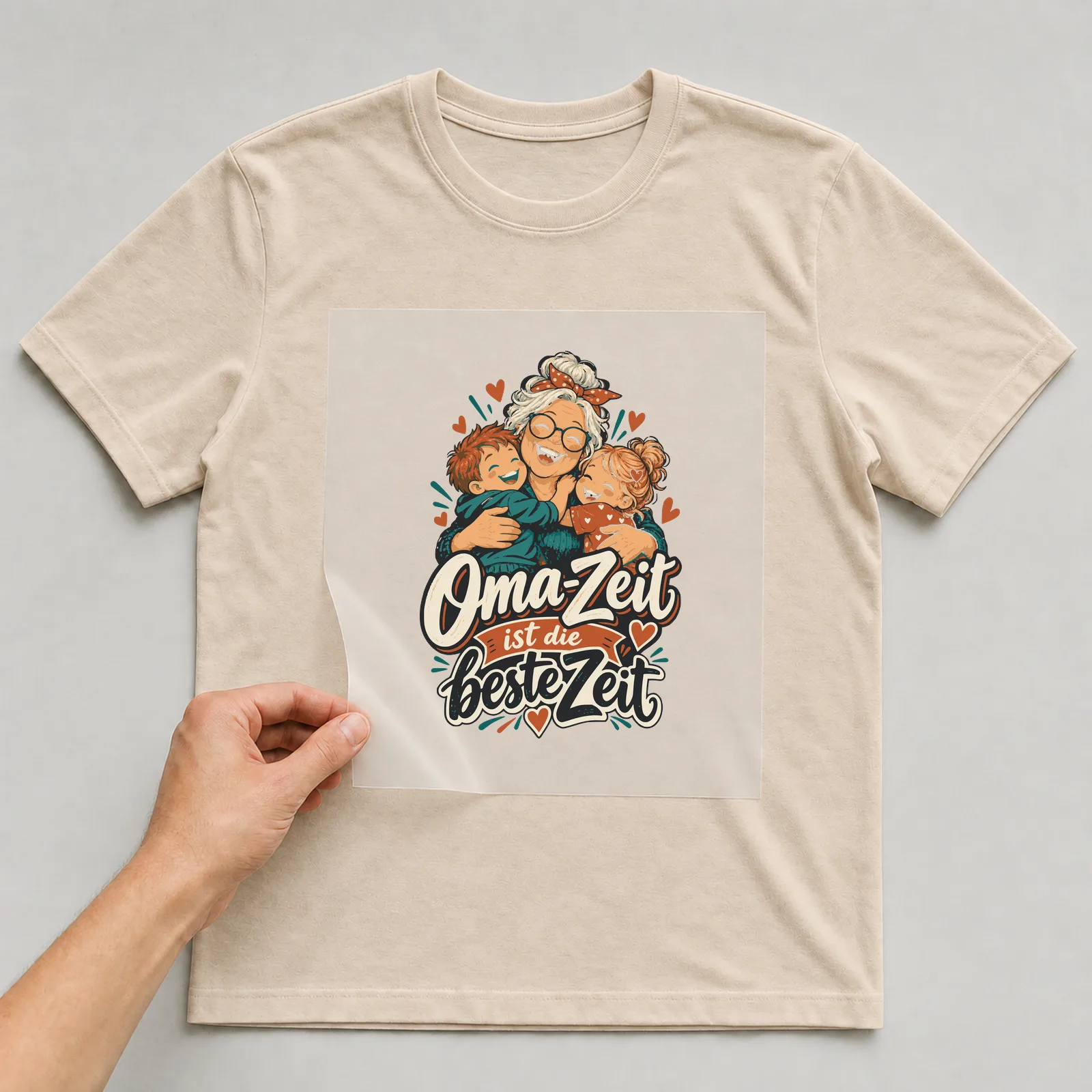 Bügelbild Oma-Zeit ist die beste Zeit auf beigem T-Shirt, Folie wird aufgelegt