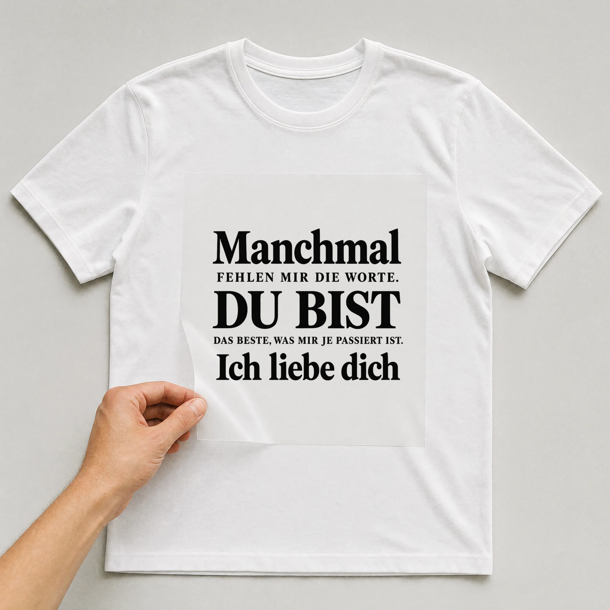 Bügelbild „Manchmal fehlen mir die Worte. Du bist das Beste, was mir je passiert ist.“ auf weißem T-Shirt, Folie wird aufgelegt