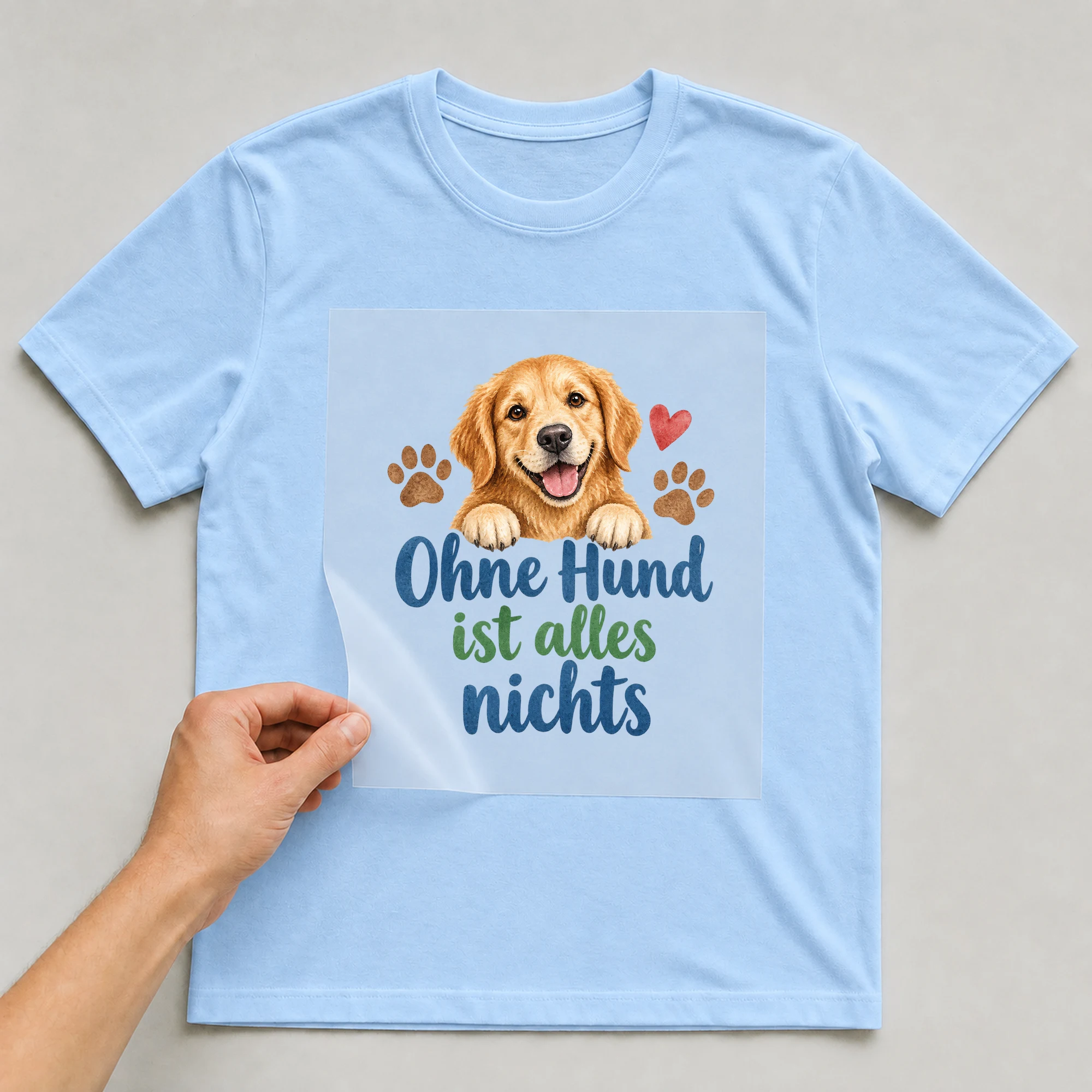 Bügelbild „Ohne Hund ist alles nichts“ auf babyblauem T-Shirt, Folie wird aufgelegt