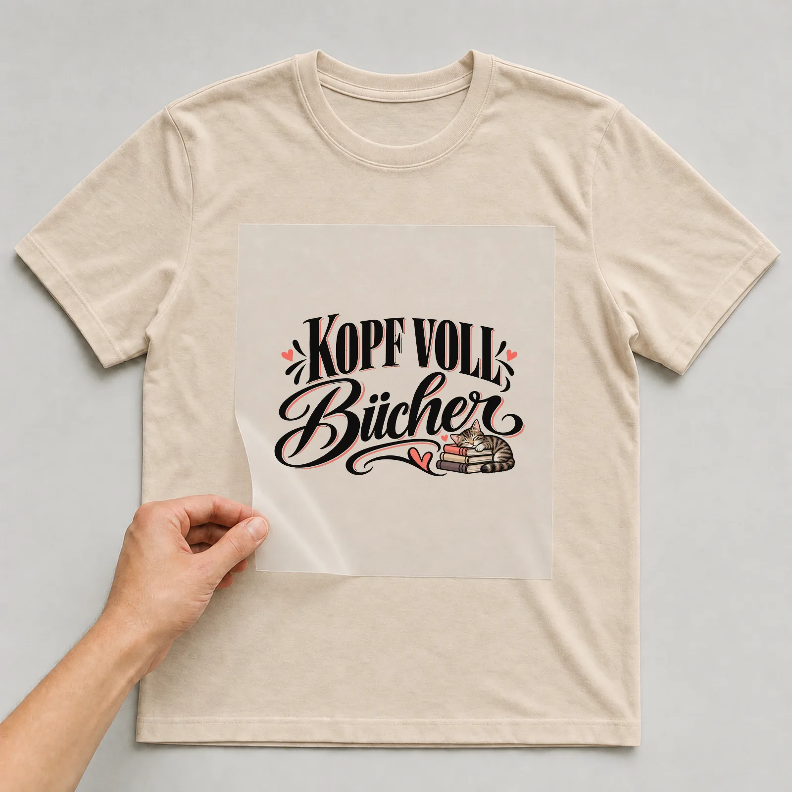 Bügelbild „Kopf voll Bücher“ auf beigem T-Shirt, Folie wird aufgelegt