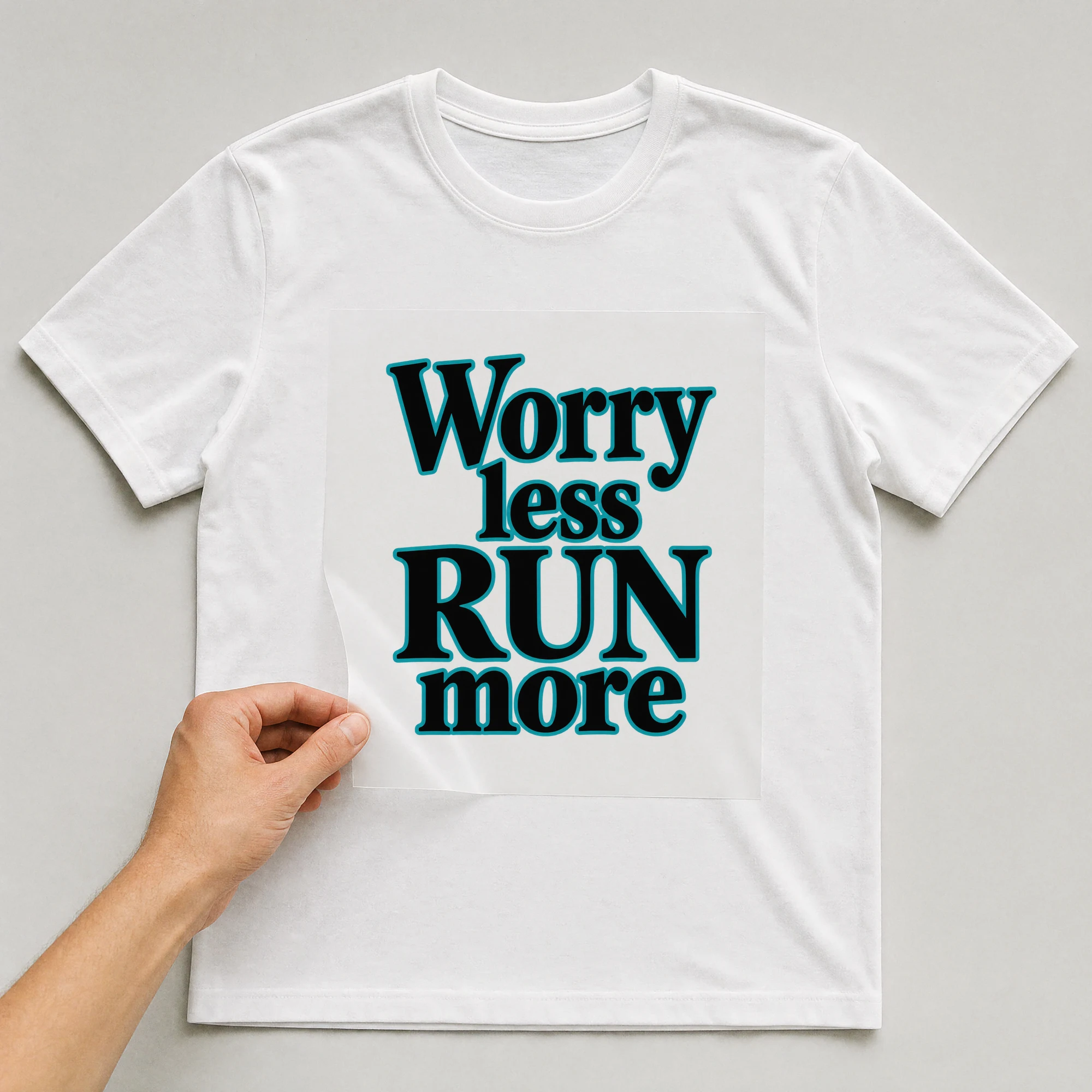 Bügelbild „Worry less RUN more“ auf weißem T-Shirt, Folie wird aufgelegt