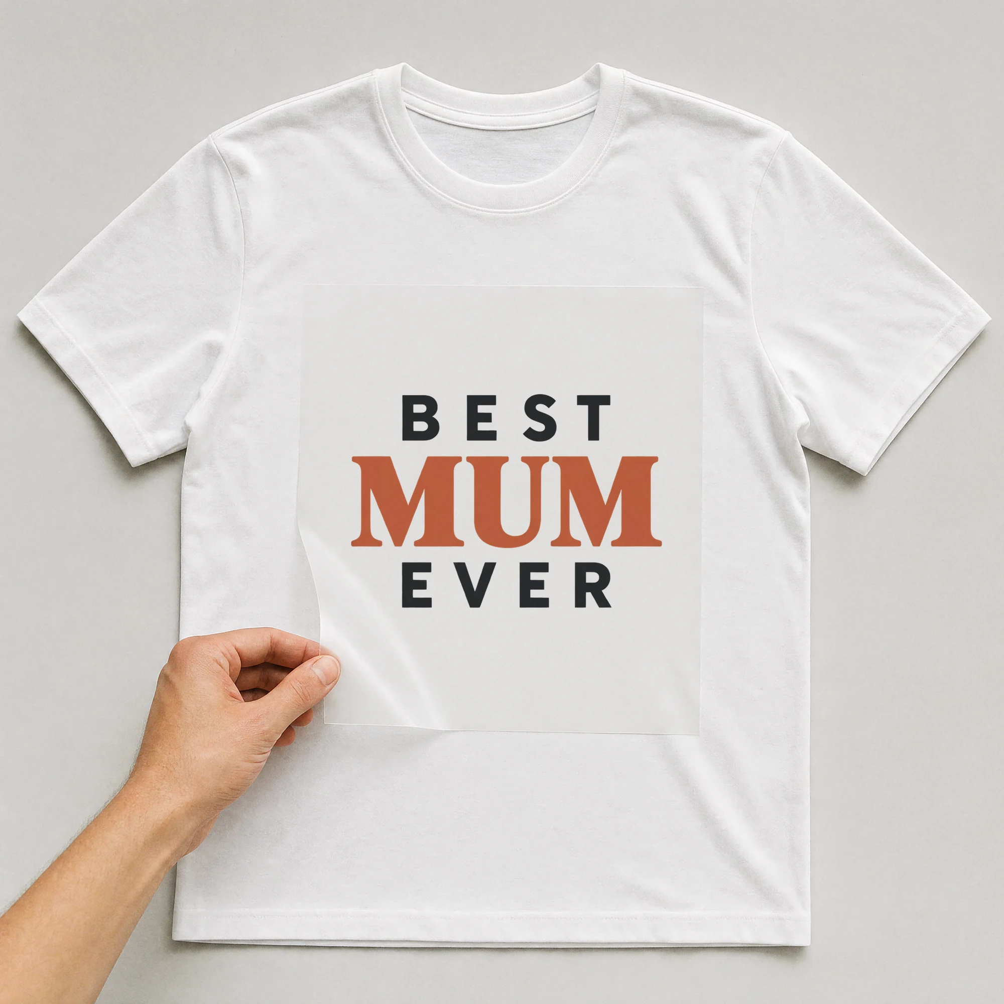Bügelbild „Best Mum Ever“ auf weißem T-Shirt, Folie wird aufgelegt