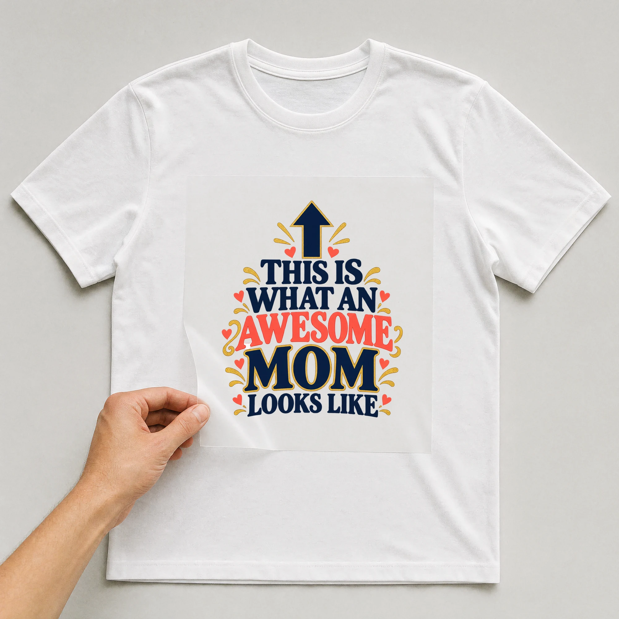 Bügelbild „This Is What An Awesome Mom Looks Like“ auf weißem T-Shirt, Folie wird aufgelegt