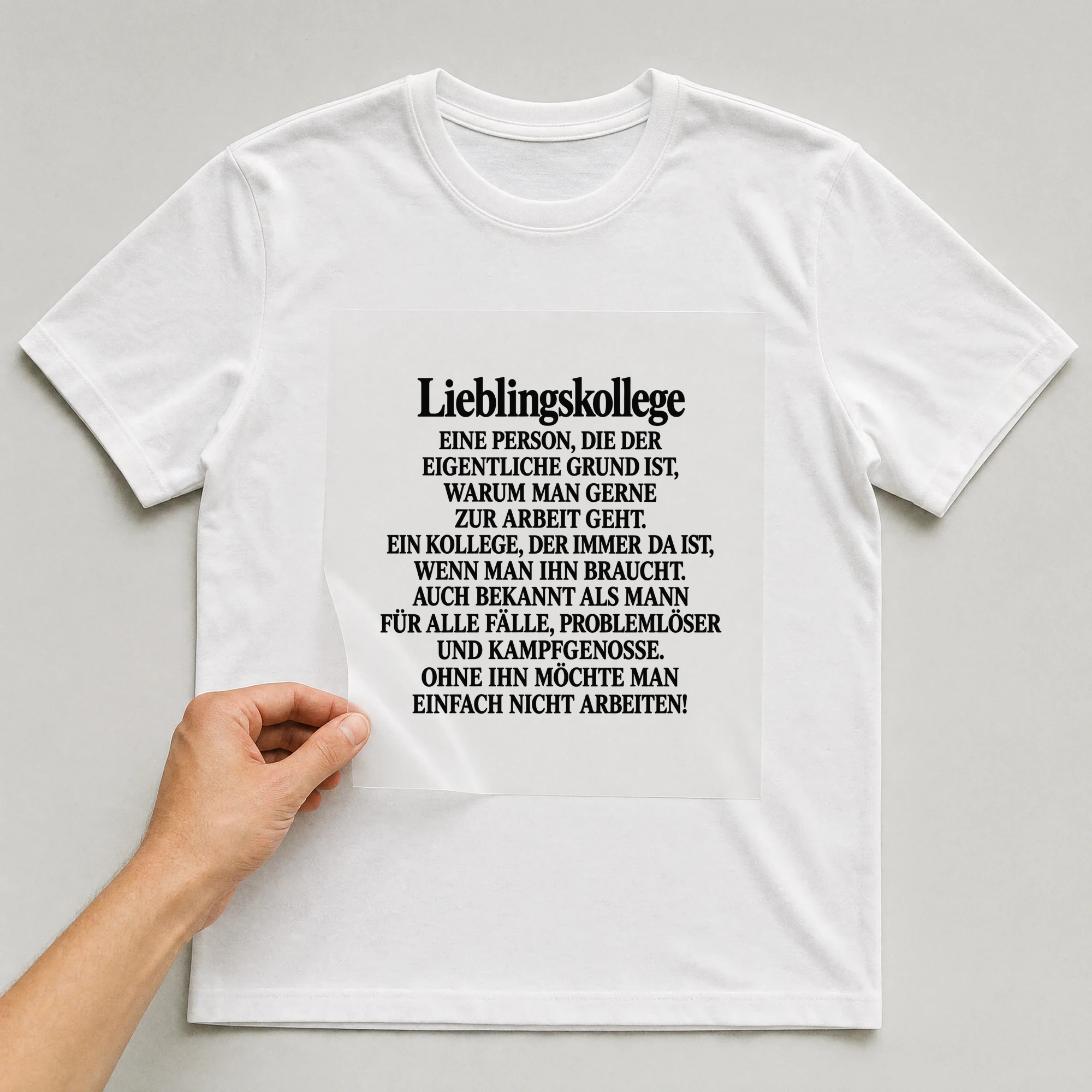 Bügelbild „Lieblingskollege eine Person, die der eigentliche Grund ist, warum man gerne“ auf weißem T-Shirt, Folie wird aufgelegt