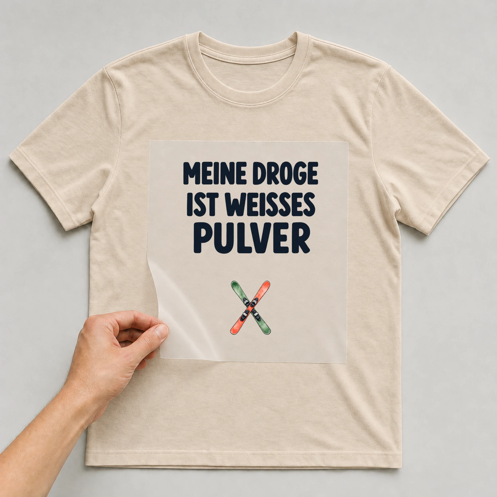 Bügelbild „MEINE DROGE IST WEISSES PULVER“ auf beigem T-Shirt, Folie wird aufgelegt