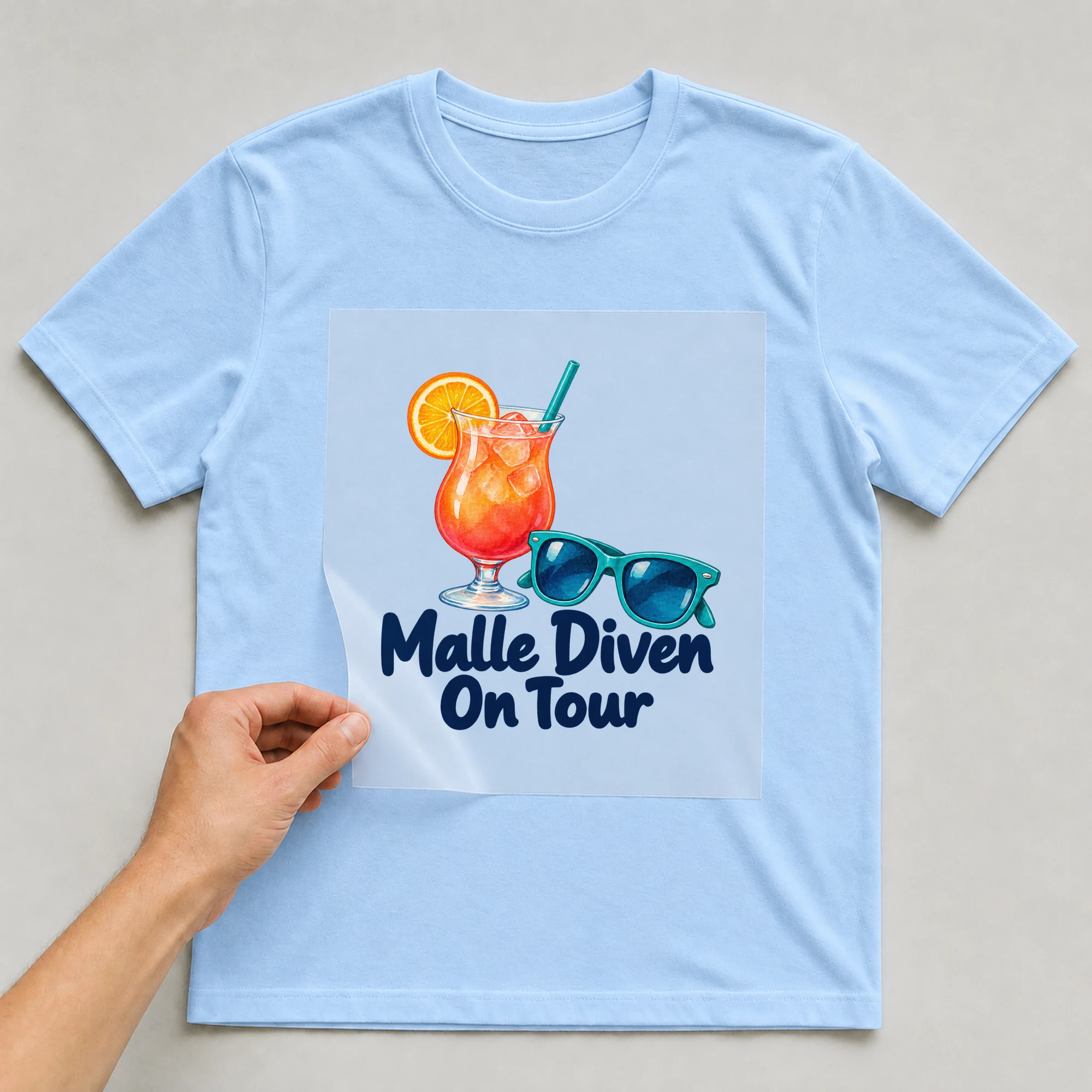 Bügelbild „Malle Diven On Tour“ auf babyblauem T-Shirt, Folie wird aufgelegt
