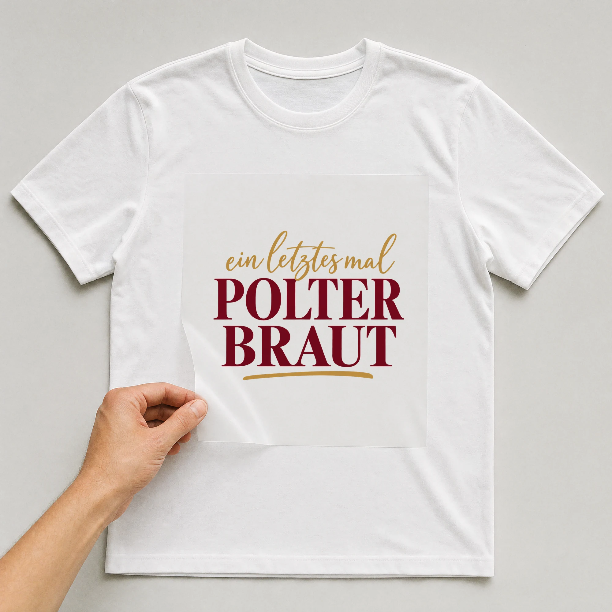 Bügelbild „Ein Letztes Mal Polter Braut“ auf weißem T-Shirt, Folie wird aufgelegt