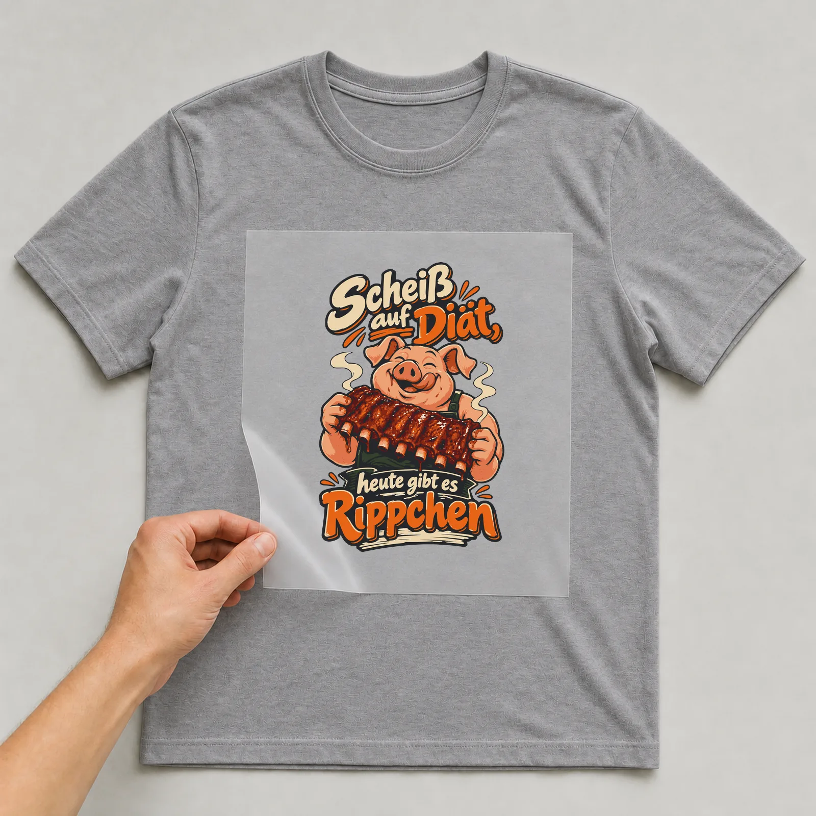 Bügelbild Scheiß auf Diät, heute gibt es Rippchen auf grauem T-Shirt, Folie wird aufgelegt