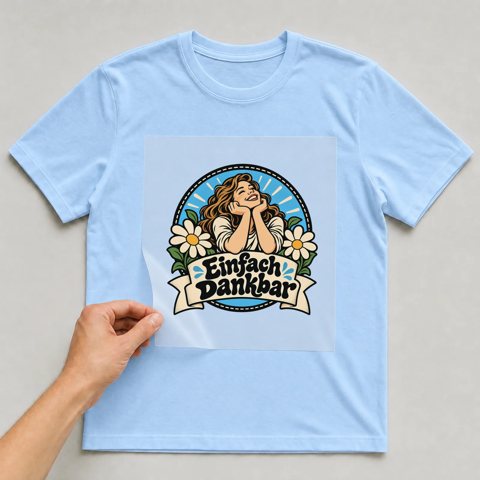 Bügelbild „Einfach dankbar“ auf hellblauem T-Shirt, Folie wird aufgelegt
