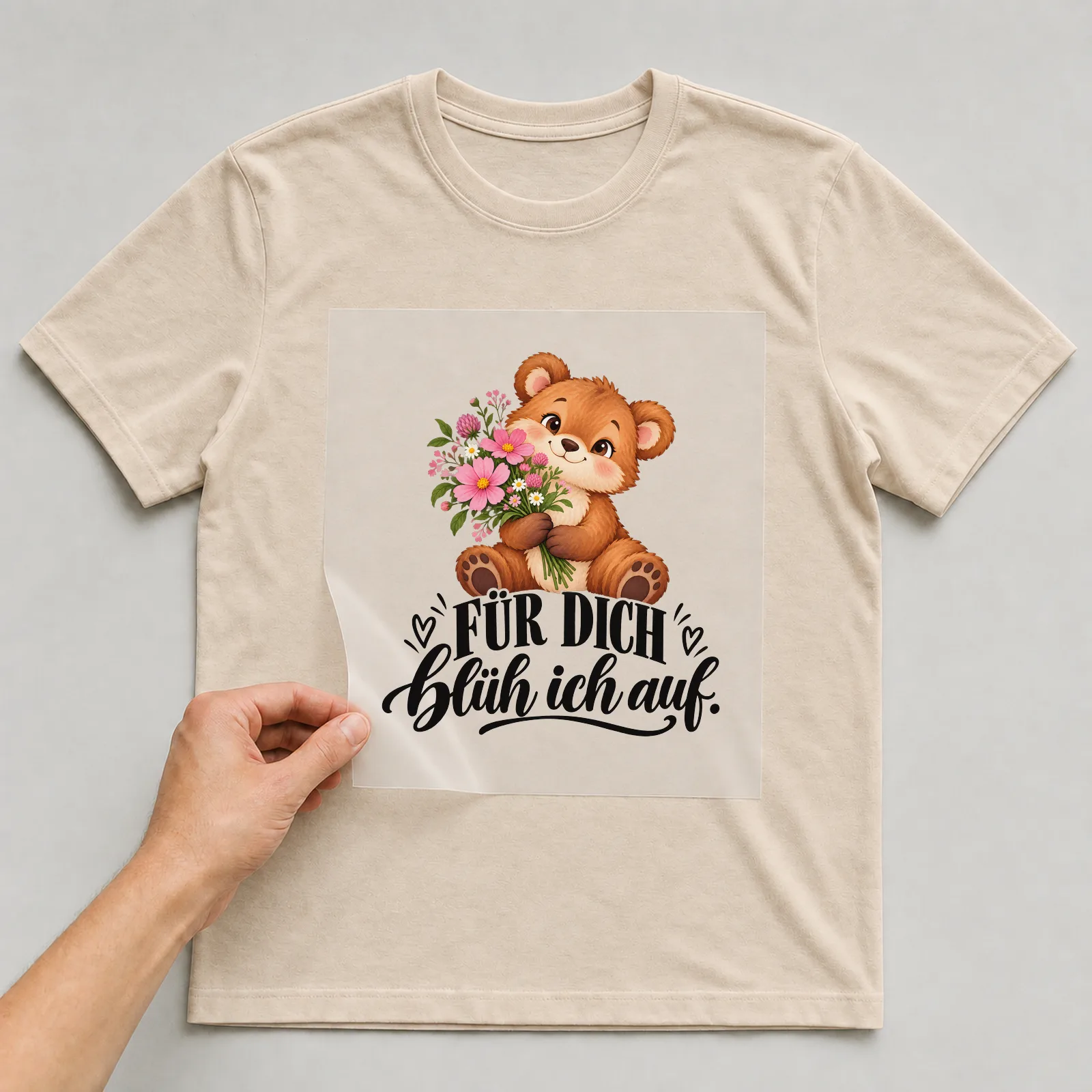 Bügelbild „Für dich blüh ich auf“ auf beigem T-Shirt, Folie wird aufgelegt