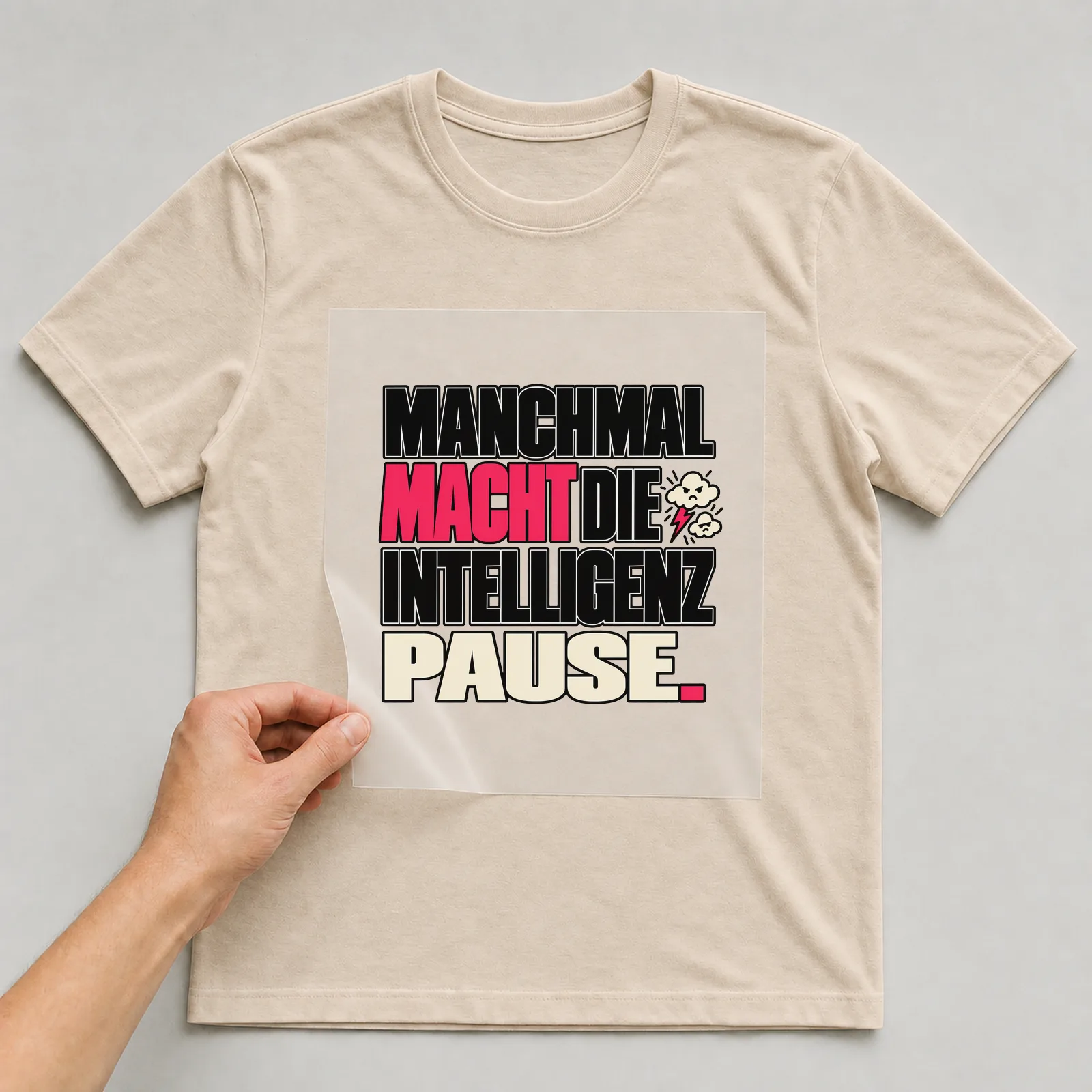 Bügelbild „Manchmal macht die Intelligenz Pause“ auf beigem T-Shirt, Folie wird aufgelegt