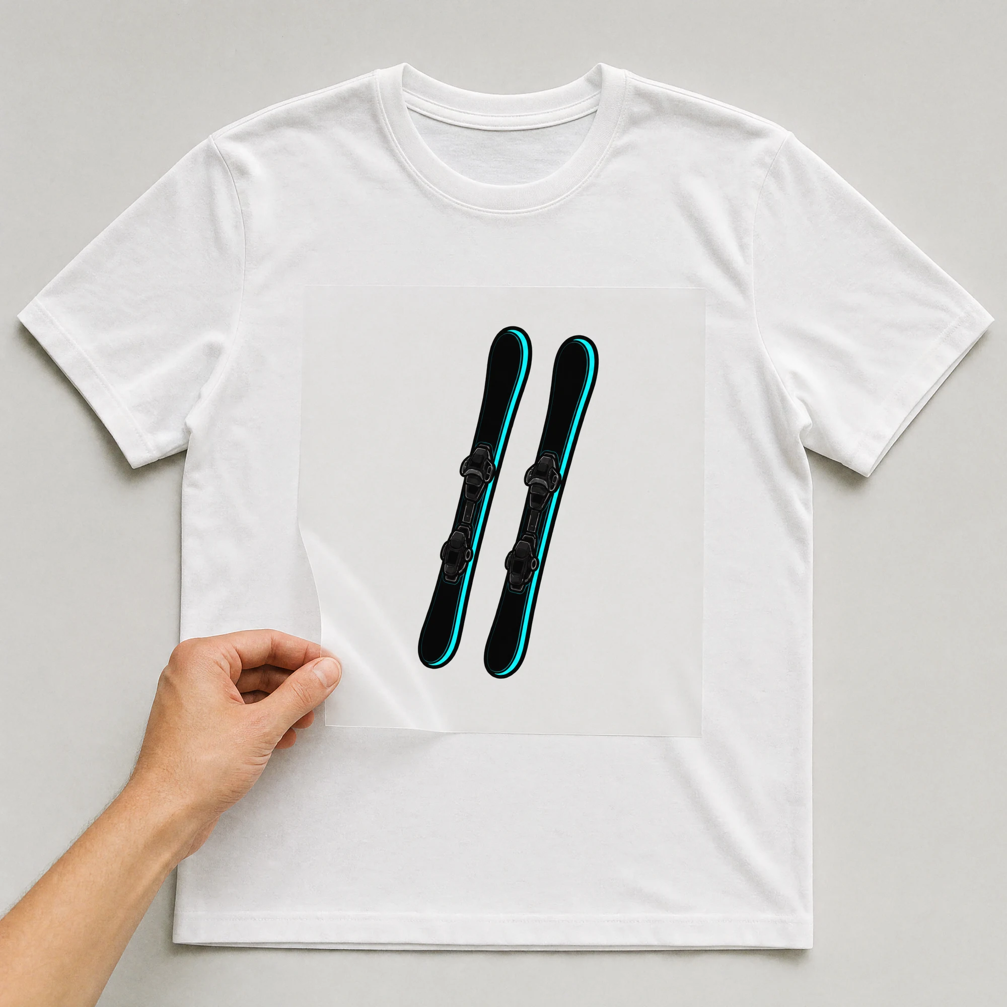Bügelbild „Ski“ auf weißem T-Shirt, Folie wird aufgelegt