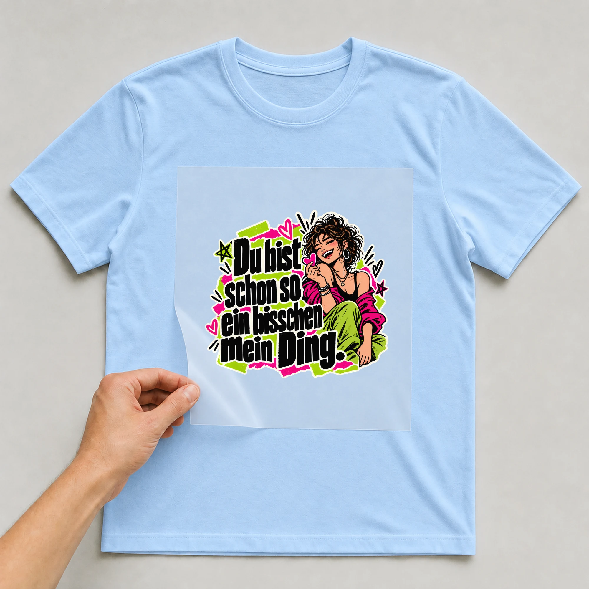 Bügelbild „Du bist schon so ein bisschen mein Ding.“ auf babyblauem T-Shirt, Folie wird aufgelegt