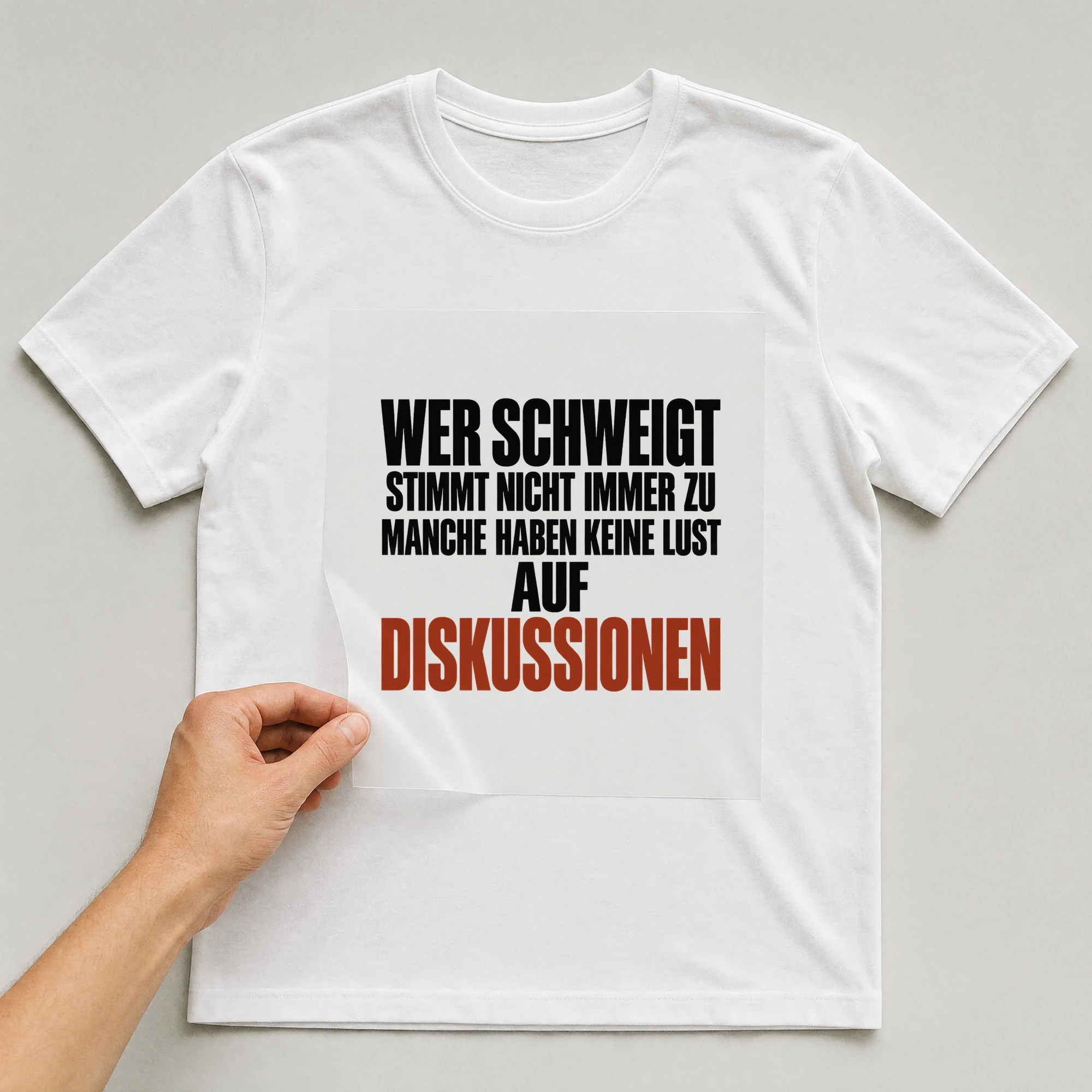 Bügelbild „Wer schweigt stimmt nicht immer zu Manche haben keine Lust auf Diskussionen“ auf weißem T-Shirt, Folie wird aufgelegt