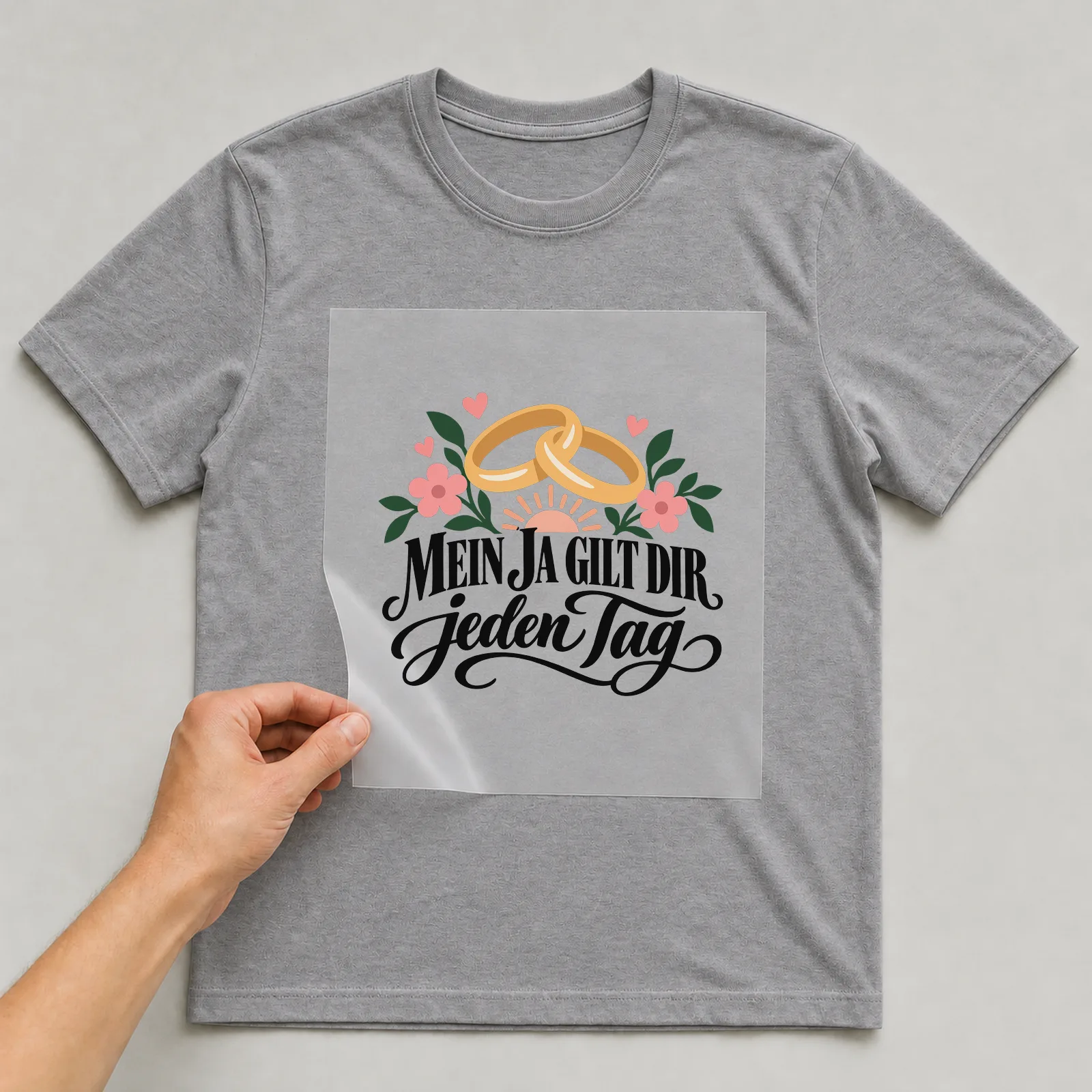Bügelbild „MEIN JA GILT DIR jeden Tag“ auf grauem T-Shirt, Folie wird aufgelegt