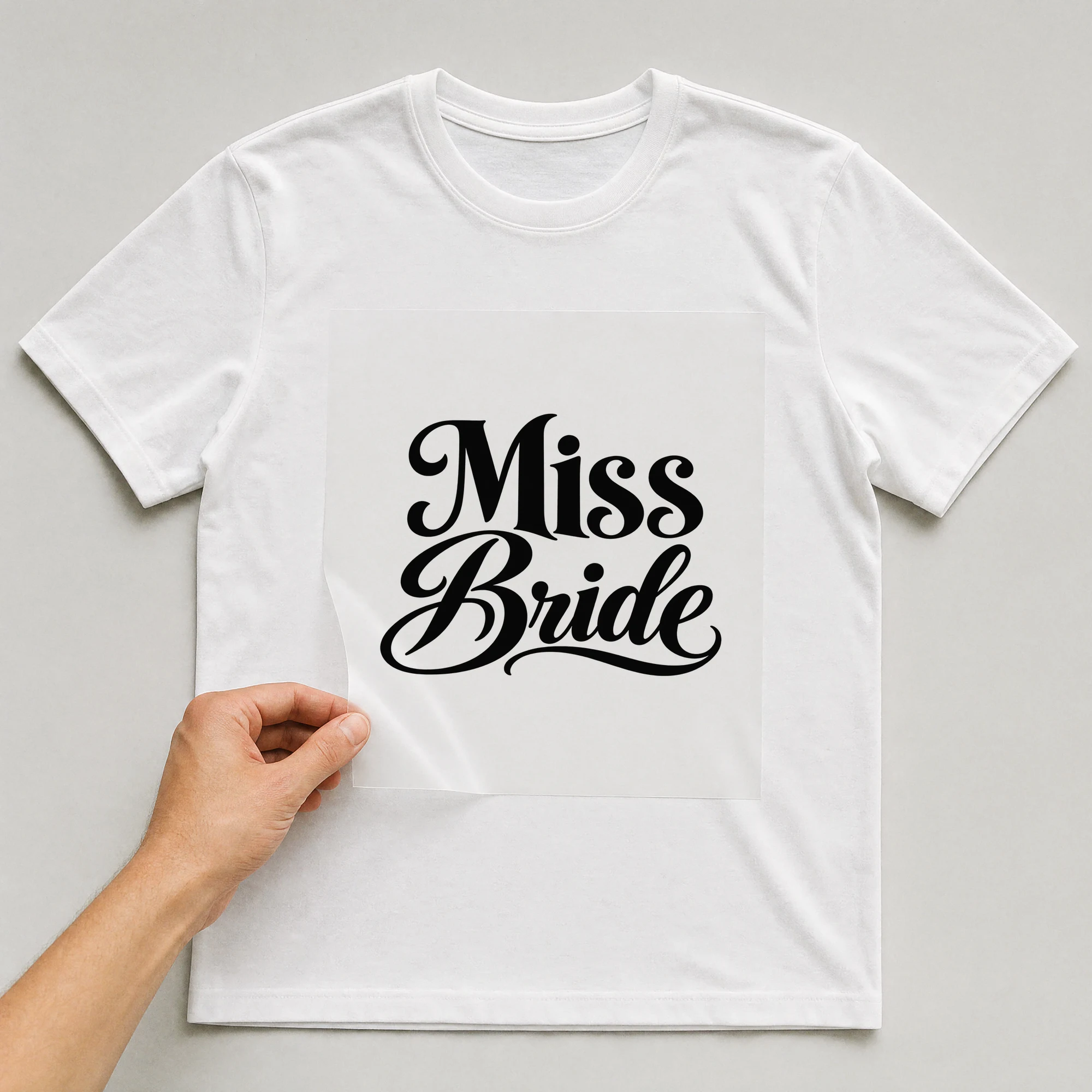 Bügelbild „Miss Bride“ auf weißem T-Shirt, Folie wird aufgelegt