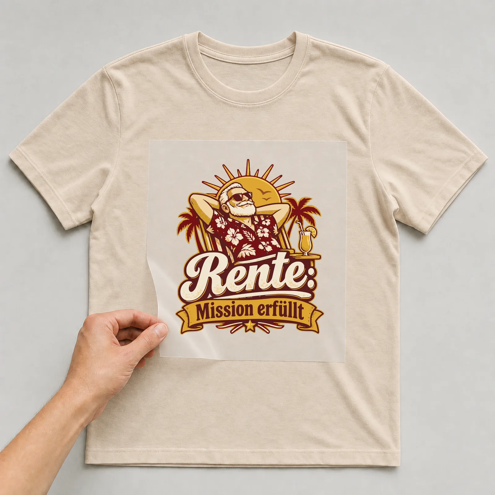 Bügelbild Rente: Mission erfüllt auf beigem T-Shirt, Folie wird aufgelegt