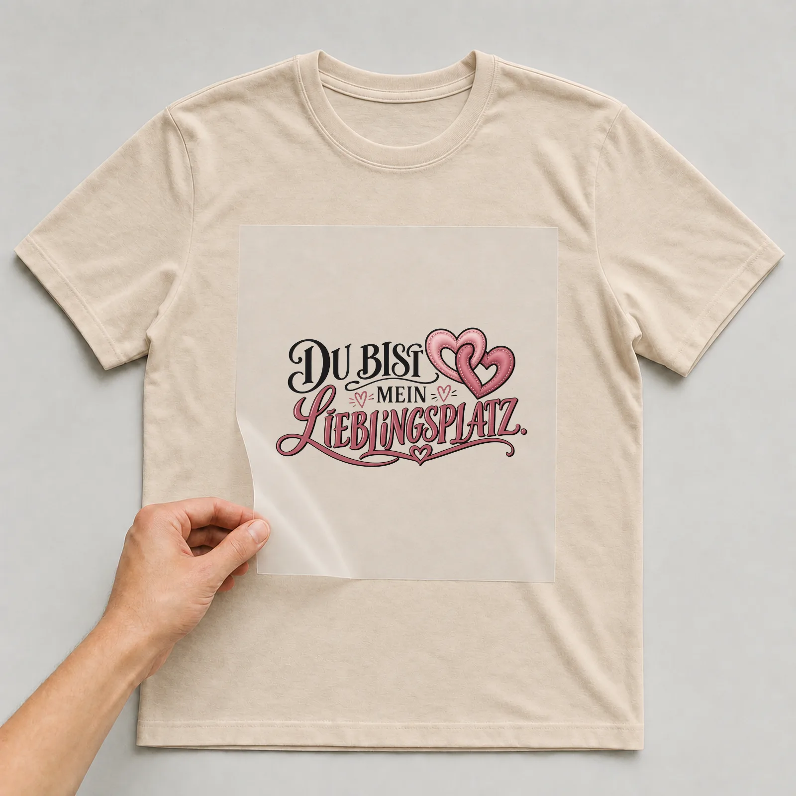 Bügelbild „Du bist mein Lieblingsplatz“ auf beigem T-Shirt, Folie wird aufgelegt