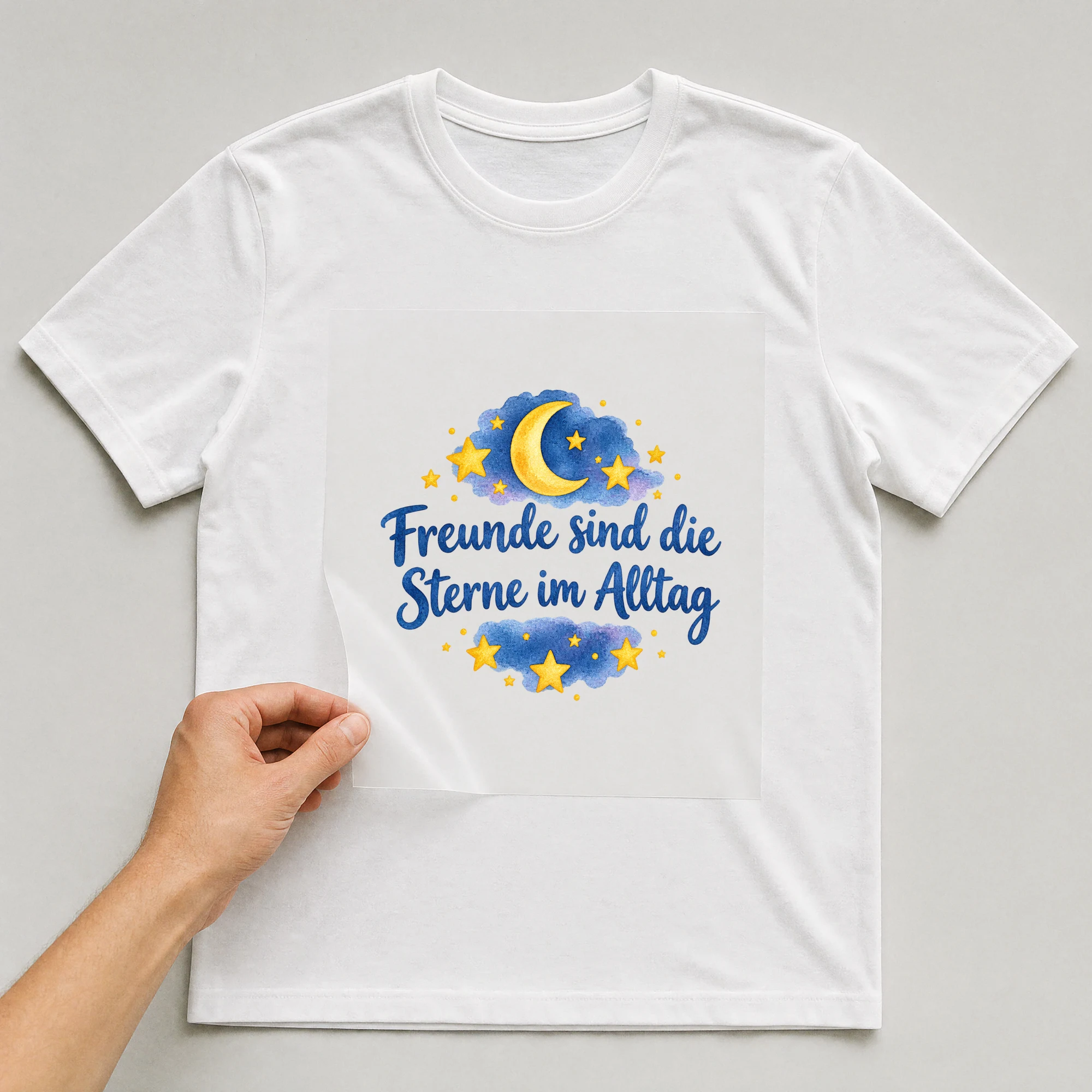 Bügelbild „Freunde sind die Sterne im Alltag“ auf weißem T-Shirt, Folie wird aufgelegt