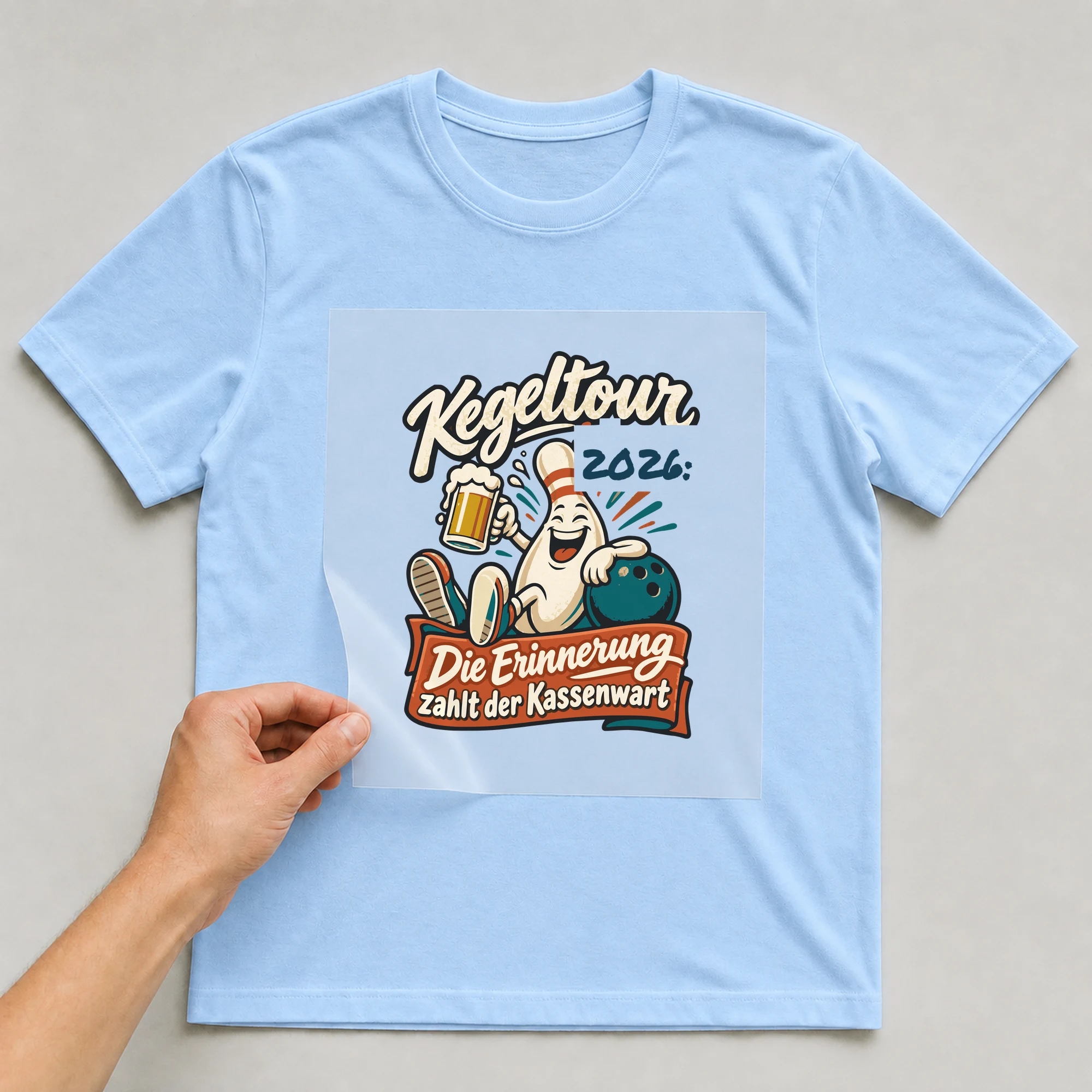 Bügelbild Kegeltour: Die Erinnerung zahlt der Kassenwart mit Jahr auf hellblauem T-Shirt, Folie wird aufgelegt