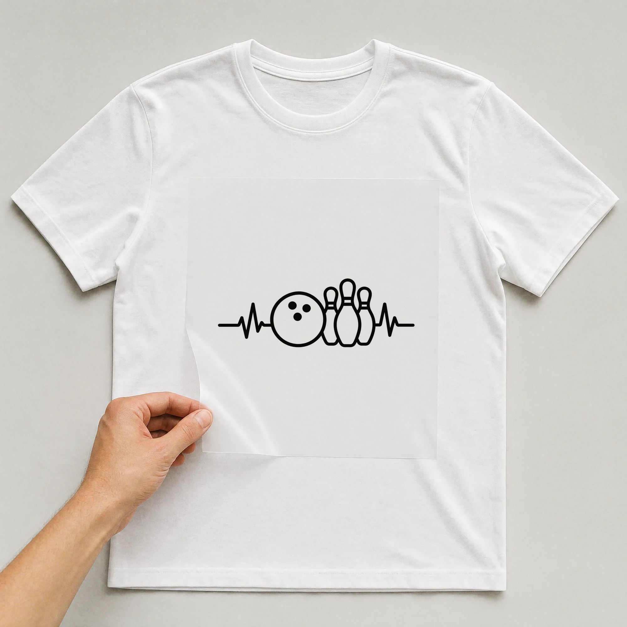 Bügelbild „Herzschlag Bowling“ auf weißem T-Shirt, Folie wird aufgelegt