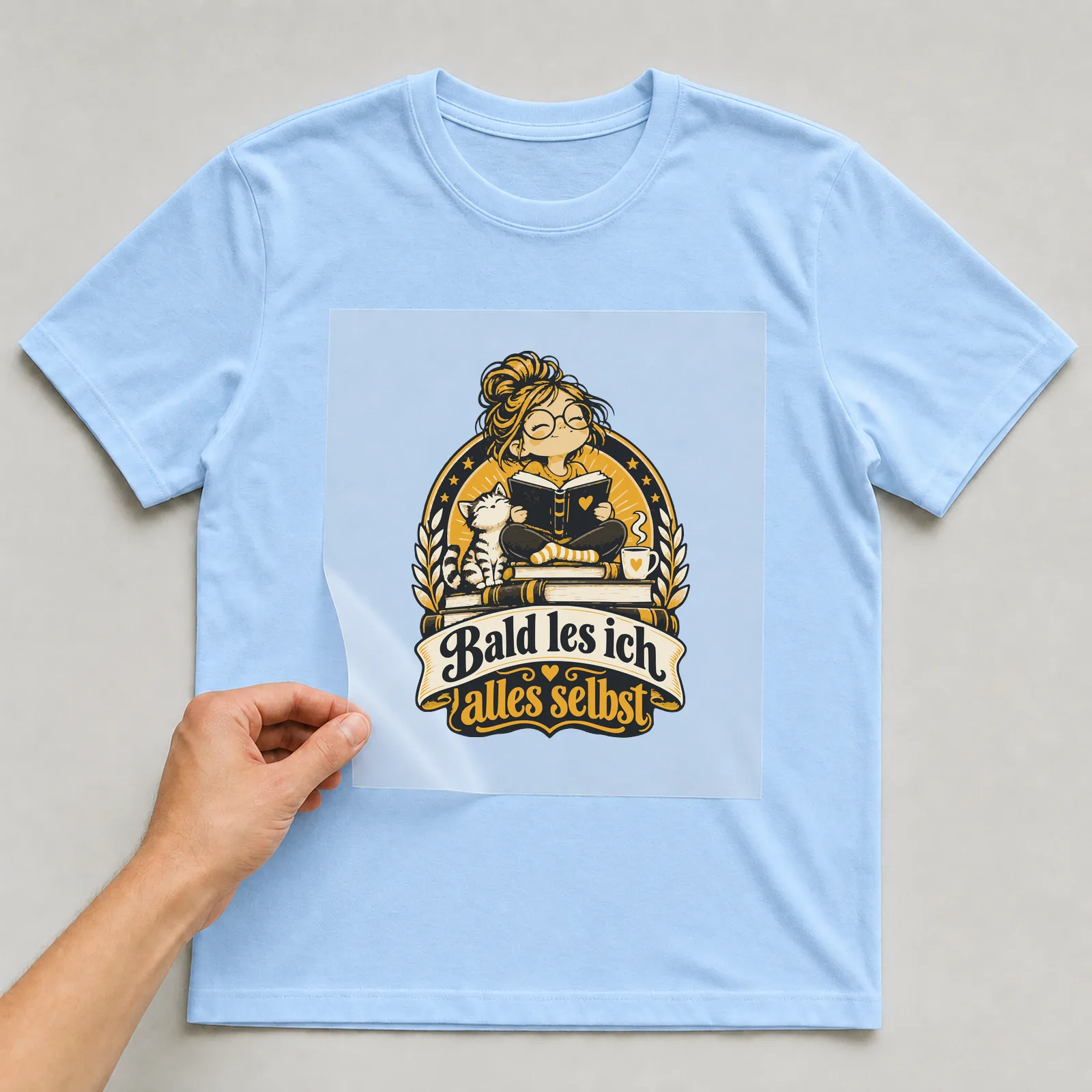 Bügelbild Bald les ich alles selbst auf hellblauem T-Shirt, Folie wird aufgelegt