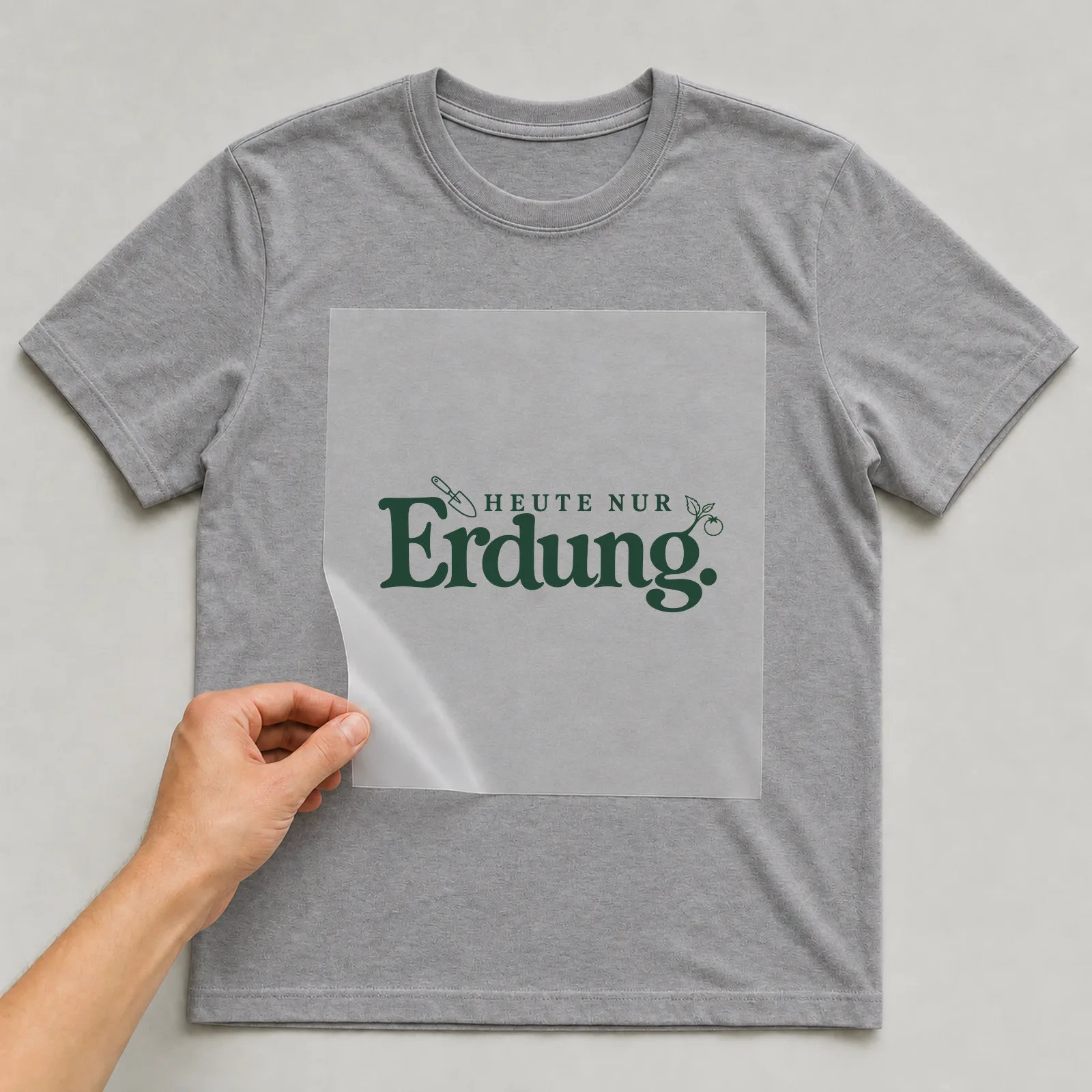 Bügelbild „Heute nur Erdung“ auf grauem T-Shirt, Folie wird aufgelegt