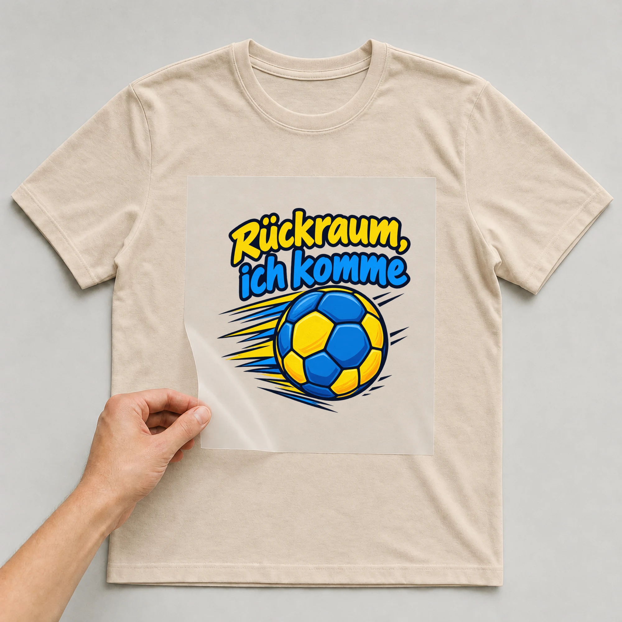 Bügelbild „Rückraum, ich komme“ auf beigem T-Shirt, Folie wird aufgelegt