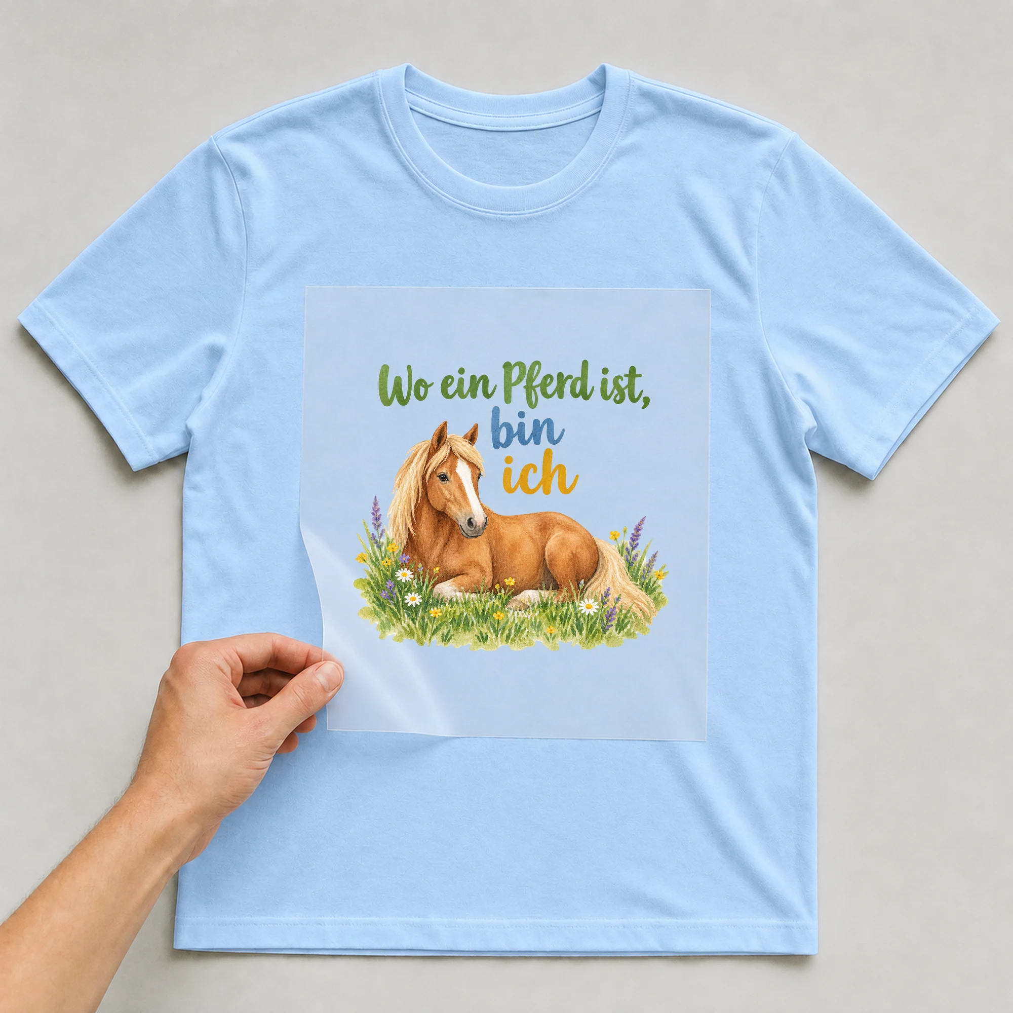 Bügelbild „Wo ein Pferd ist, bin ich“ auf babyblauem T-Shirt, Folie wird aufgelegt