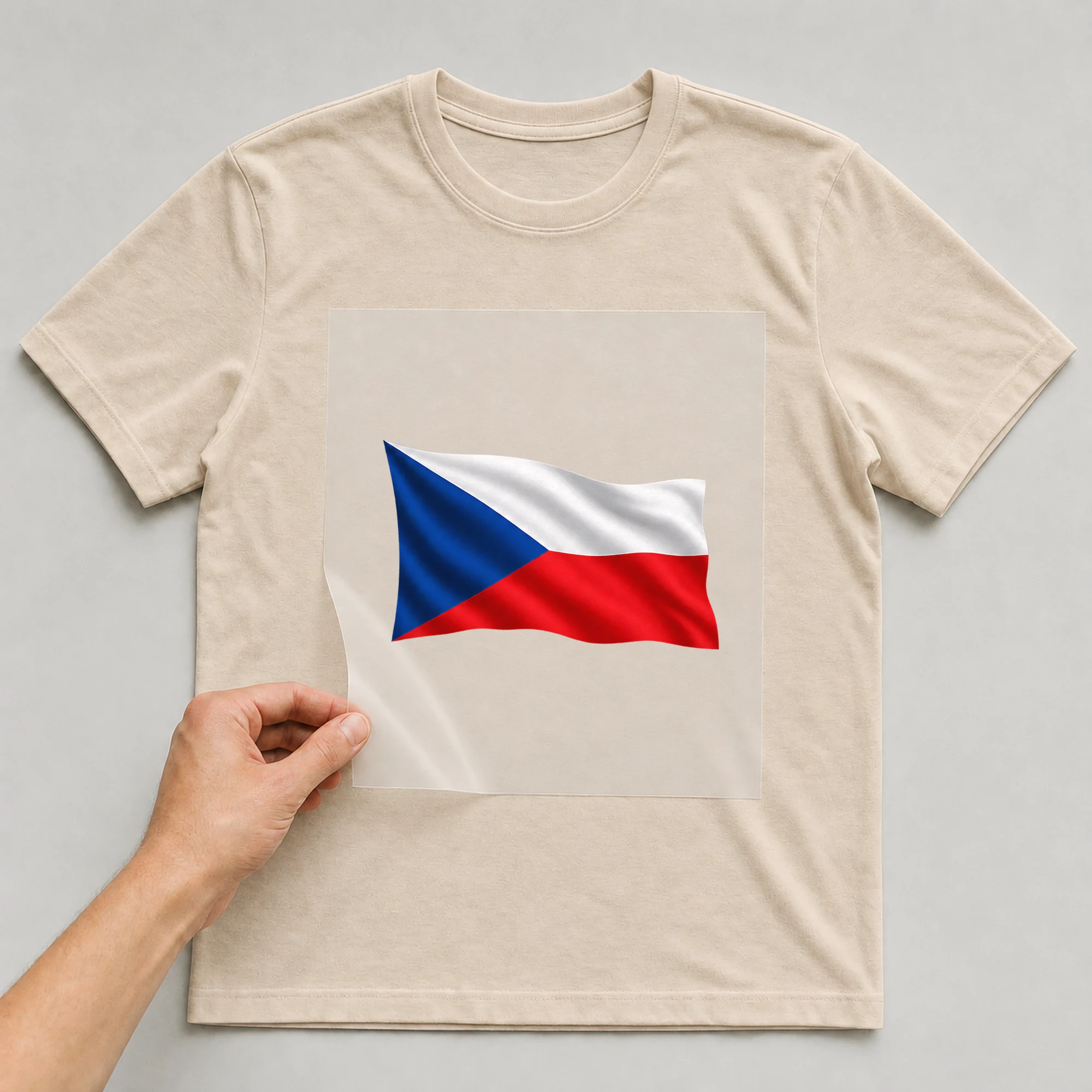 Bügelbild „Wehende Flagge Tschechien“ auf beigem T-Shirt, Folie wird aufgelegt