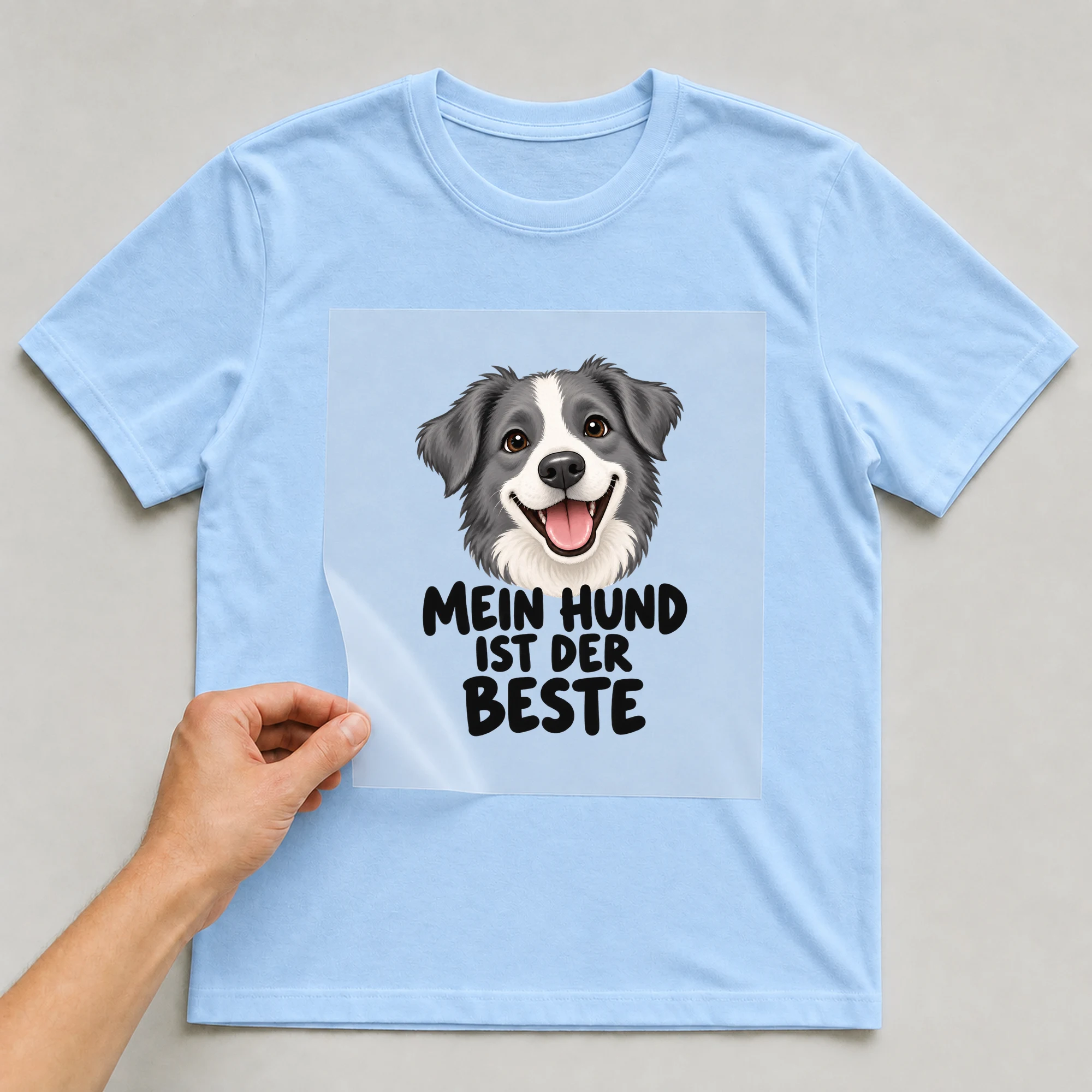 Bügelbild „Mein Hund ist der Beste“ auf babyblauem T-Shirt, Folie wird aufgelegt