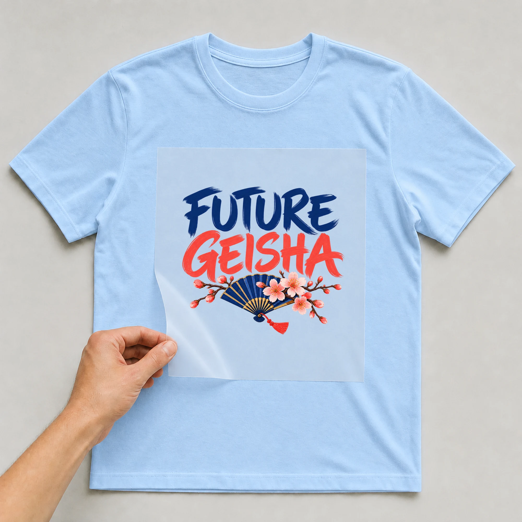 Bügelbild „Future Geisha“ auf babyblauem T-Shirt, Folie wird aufgelegt
