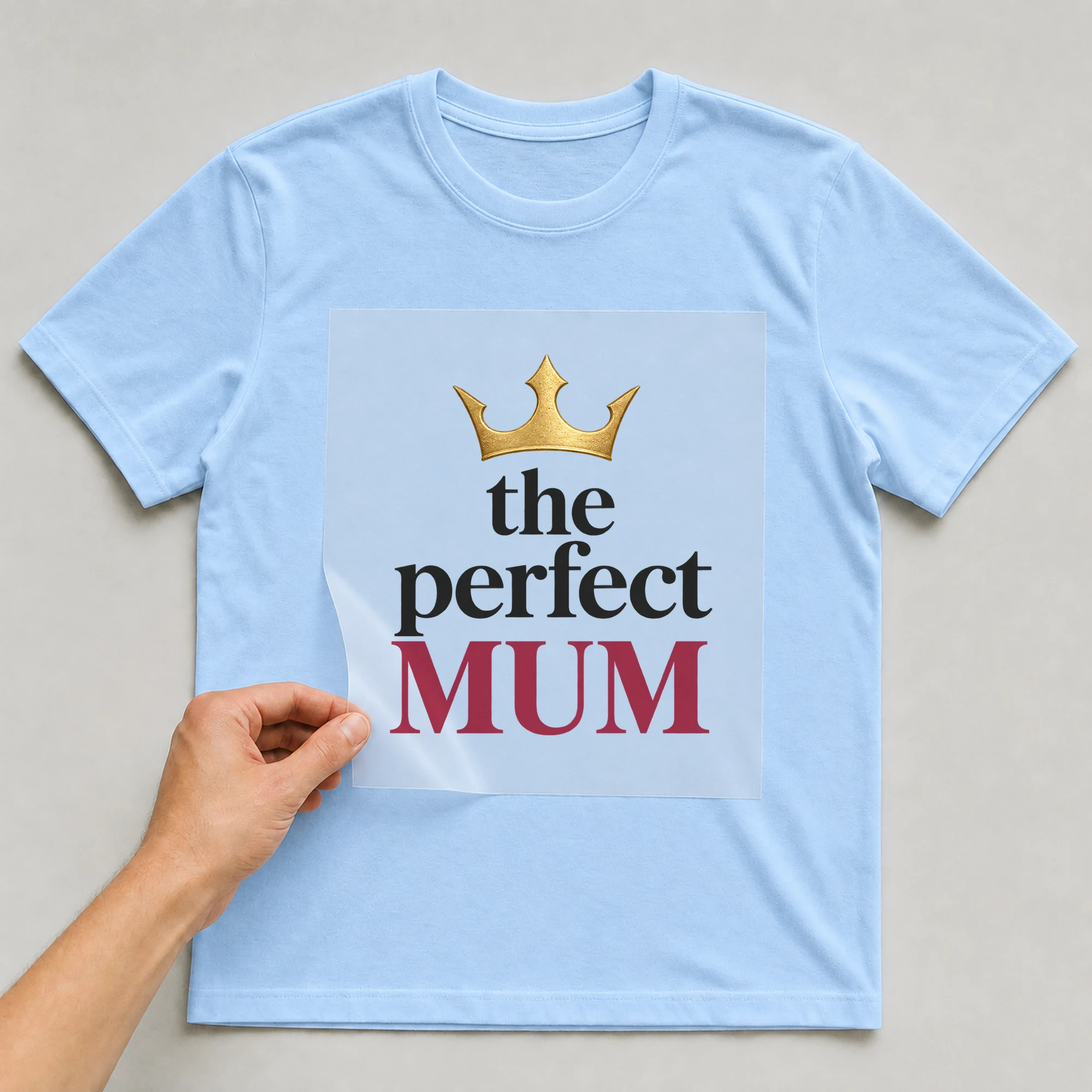 Bügelbild „the perfect MUM“ auf babyblauem T-Shirt, Folie wird aufgelegt