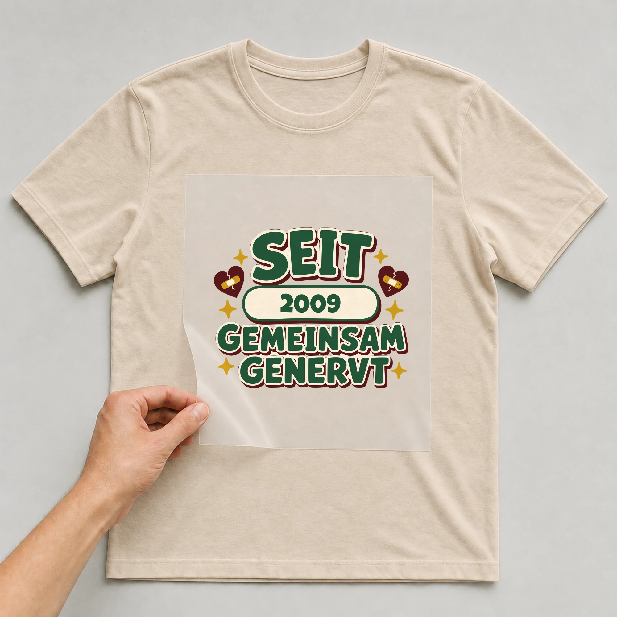 Bügelbild Gemeinsam genervt mit Jahr auf beigem T-Shirt, Folie wird aufgelegt