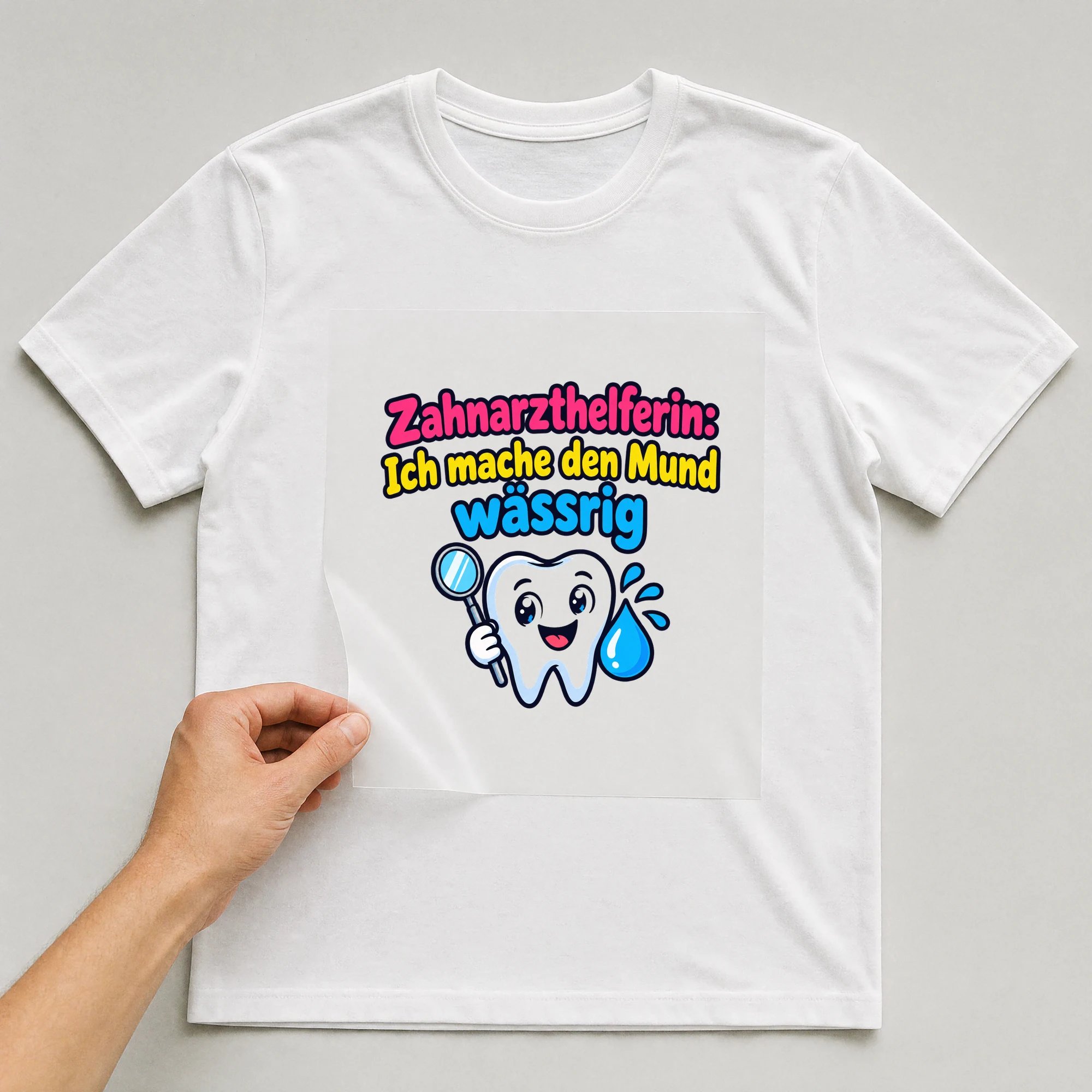 Bügelbild „Zahnarzthelferin: Ich mache den Mund wässrig“ auf weißem T-Shirt, Folie wird aufgelegt