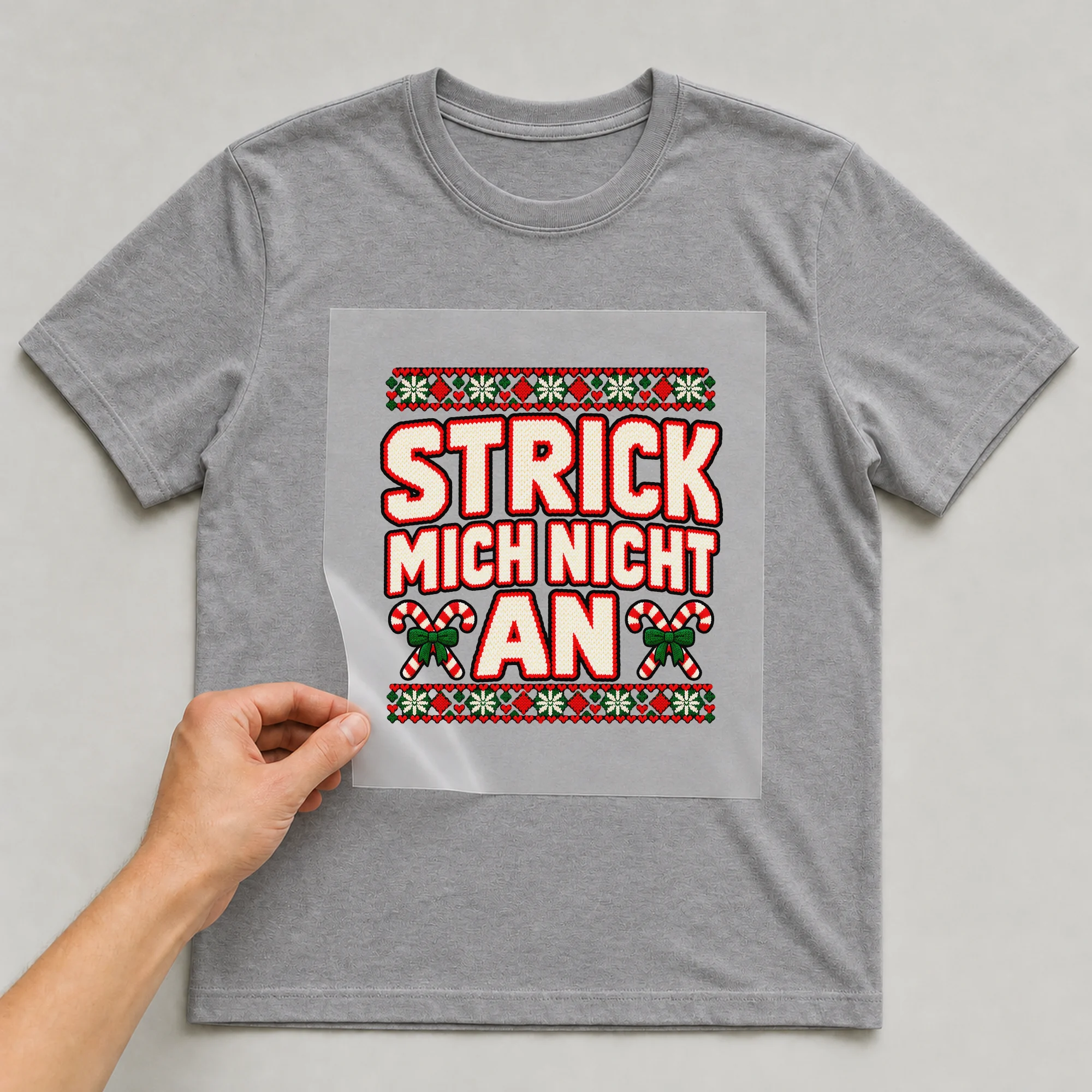 Bügelbild „Strick mich nicht an“ auf grauem T-Shirt, Folie wird aufgelegt
