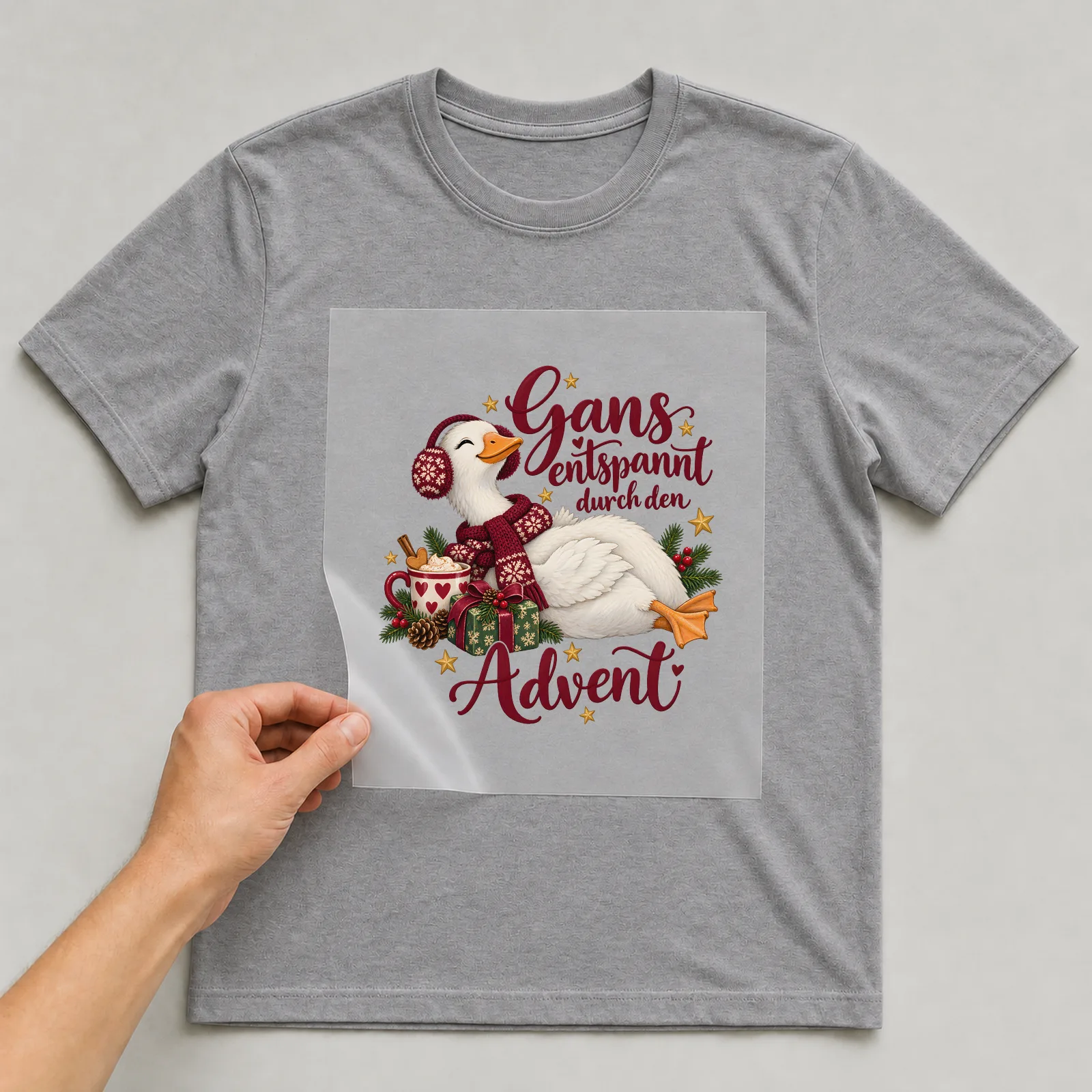 Bügelbild Gans entspannt durch den Advent auf grauem T-Shirt, Folie wird aufgelegt