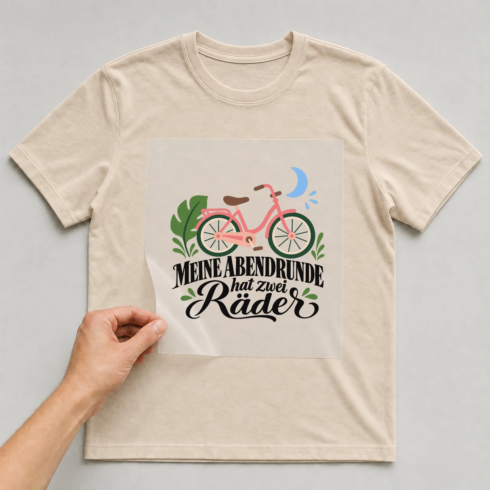 Bügelbild „MEINE ABENDRUNDE hat zwei Räder“ auf beigem T-Shirt, Folie wird aufgelegt