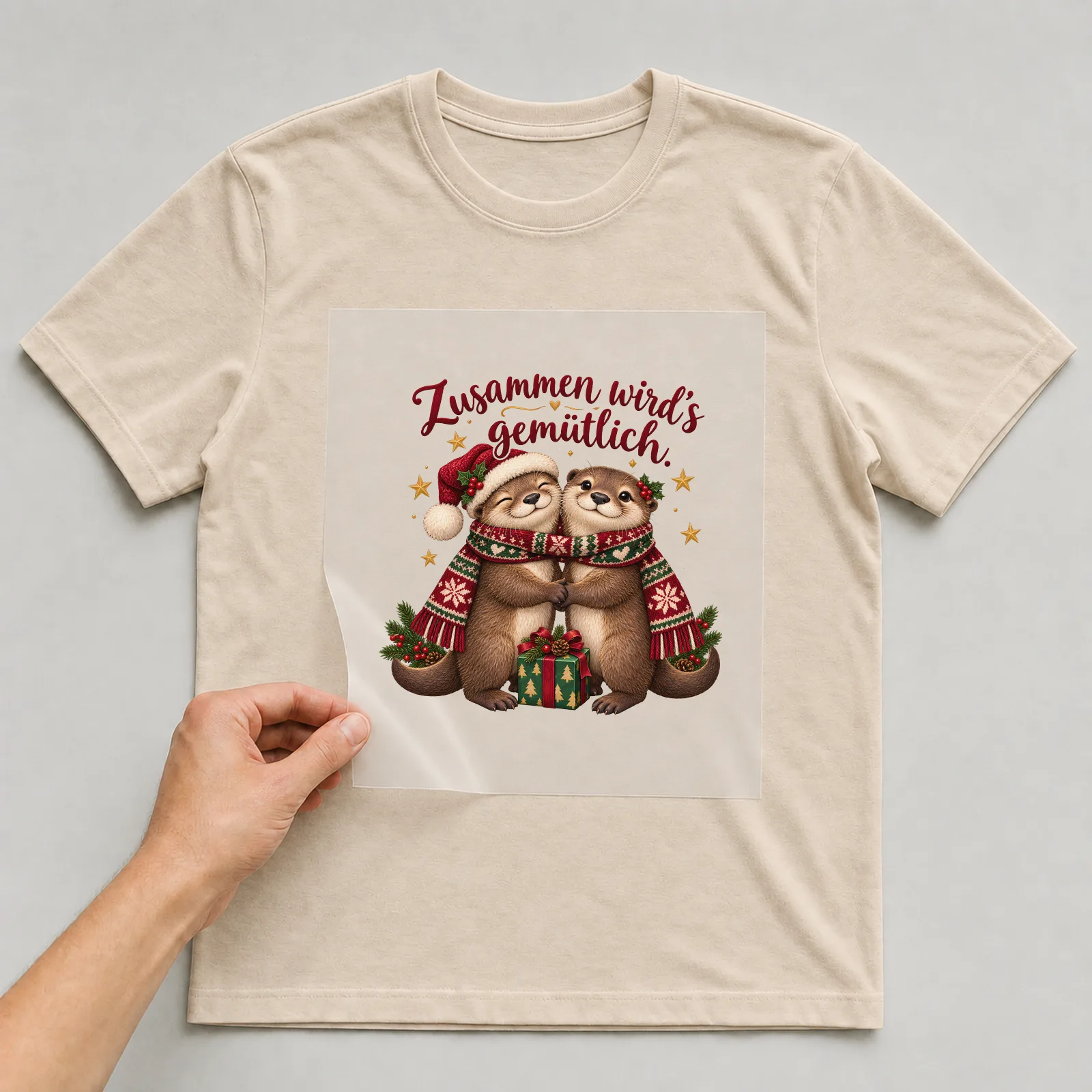 Bügelbild Zusammen wird’s gemütlich. auf beigem T-Shirt, Folie wird aufgelegt