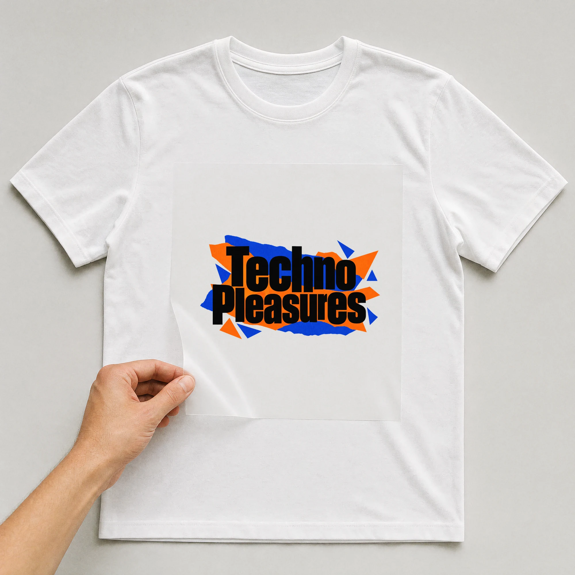 Bügelbild „Techno Pleasures“ auf weißem T-Shirt, Folie wird aufgelegt