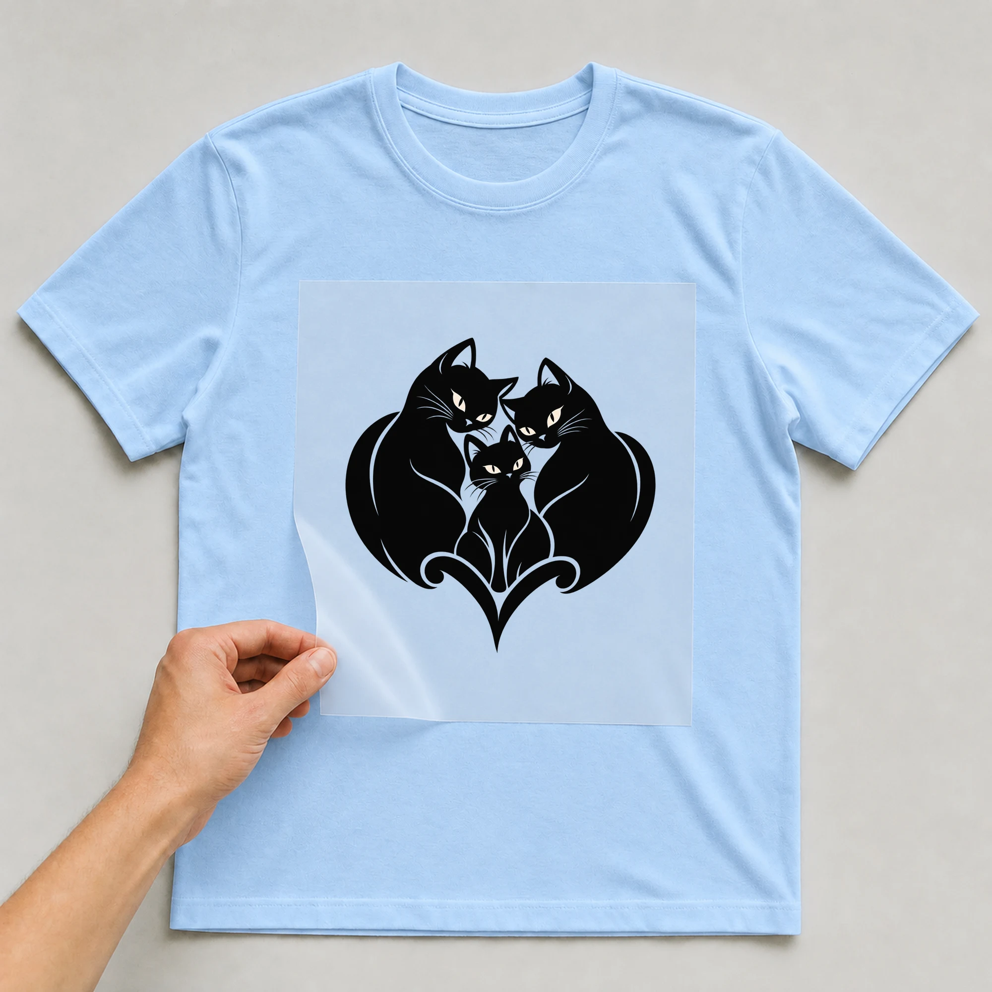Bügelbild „Cat Heart“ auf babyblauem T-Shirt, Folie wird aufgelegt