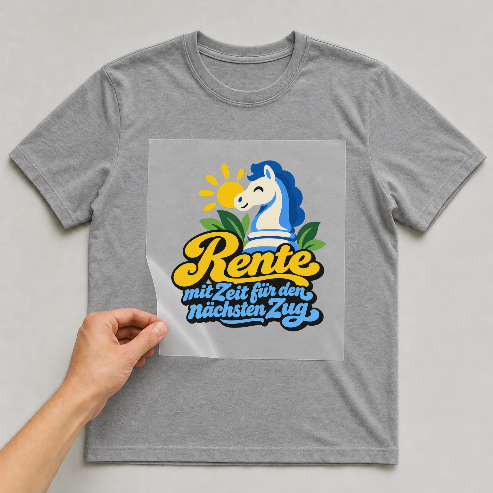 Bügelbild „Rente mit Zeit für den nächsten Zug“ auf grauem T-Shirt, Folie wird aufgelegt